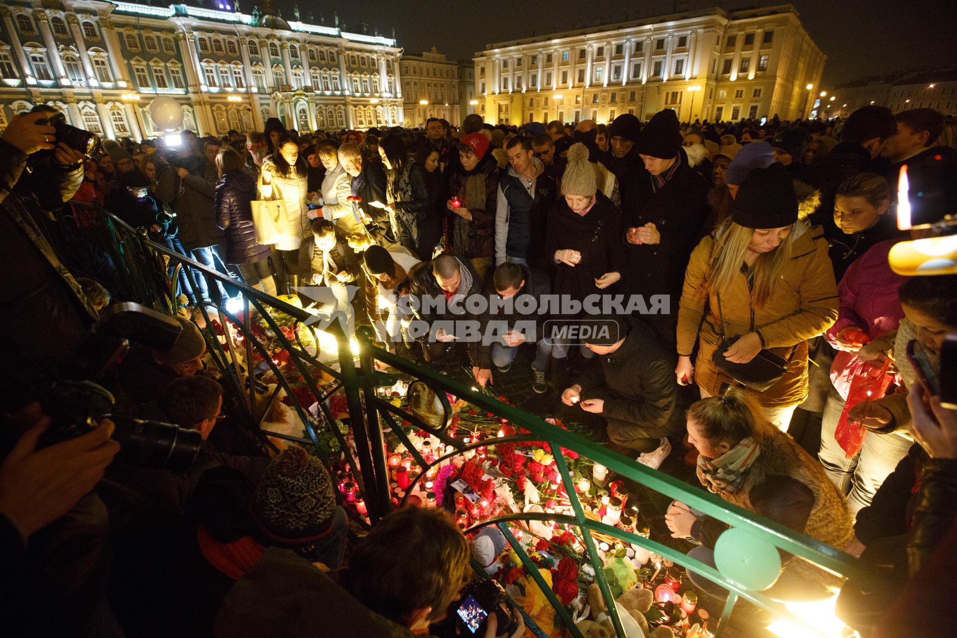 Санкт-Петербург. Люди приносят цветы и свечи на Дворцовую площадь в память о жертвах авиакатастрофы самолета Airbus A321.  Самолет авиакомпании `Когалымавиа`, выполнявший рейс Шарм эш-Шейх - Санкт-Петербург, на борту которого находились 224 человека, разбился на севере Синайского полуострова утром 31 октября.