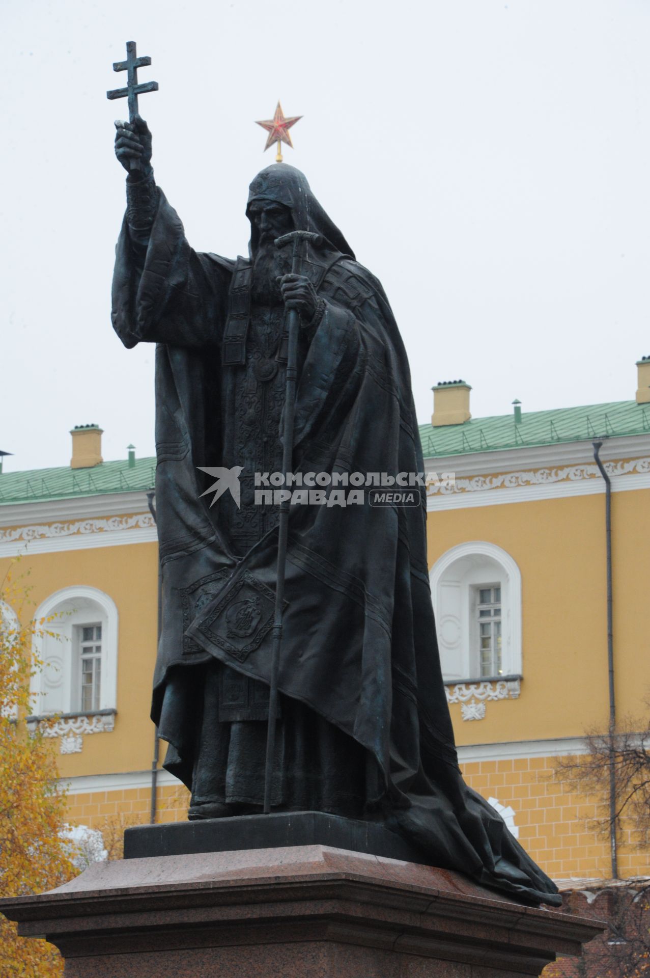 Москва.   Памятник патриарху Гермогену в Александровском саду.