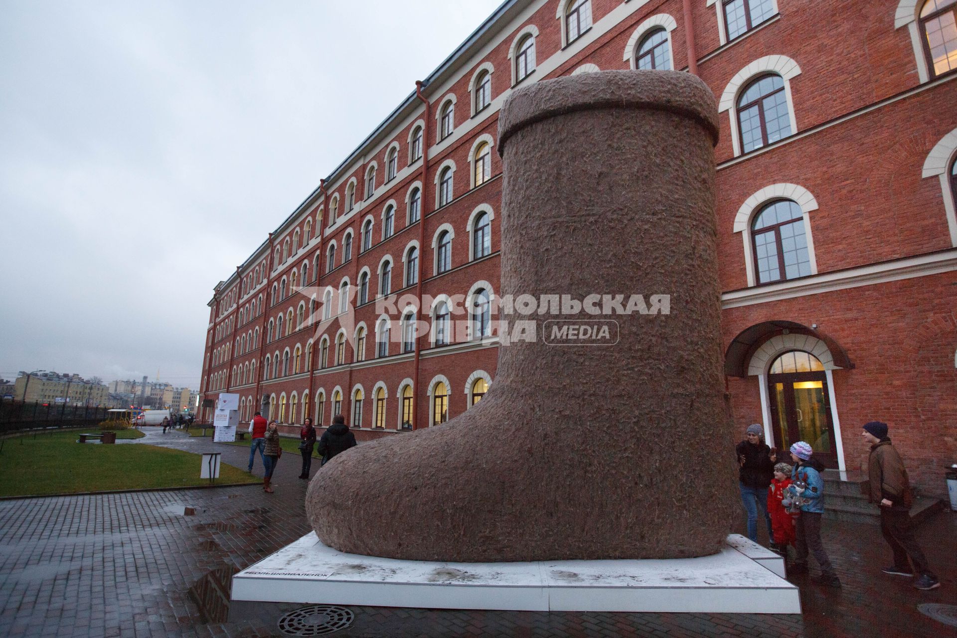 Санкт-Петербург. Самый большой валенок в мире установлен в центре городе. Автор шестиметровой работы под названием `Русский размер` - петербургская художница Валерия Лошак.