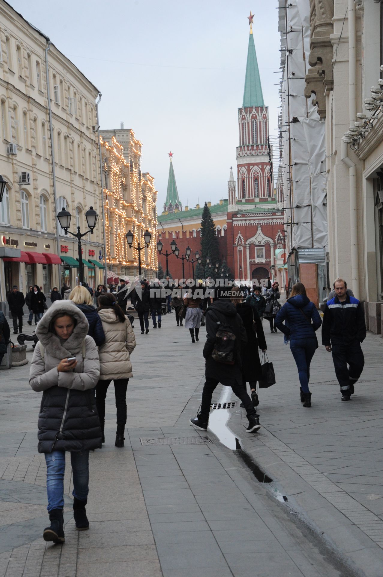 Москва.    Прохожие на Никольской улице.