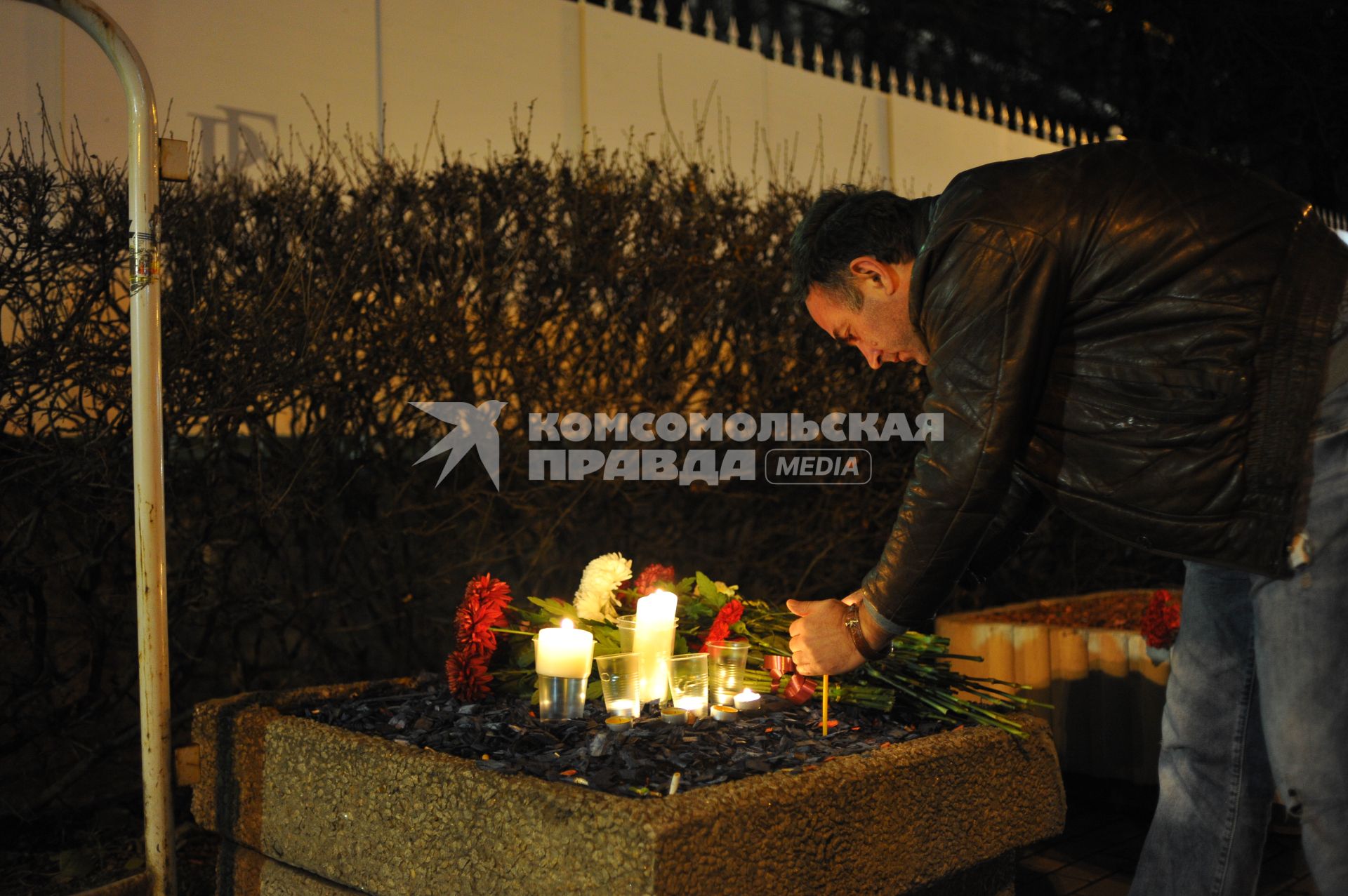 Москва.   Возложение цветов у посольства Франции в память о погибших в результате серии терактов в Париже, произошедших в ночь на субботу 14 ноября.
