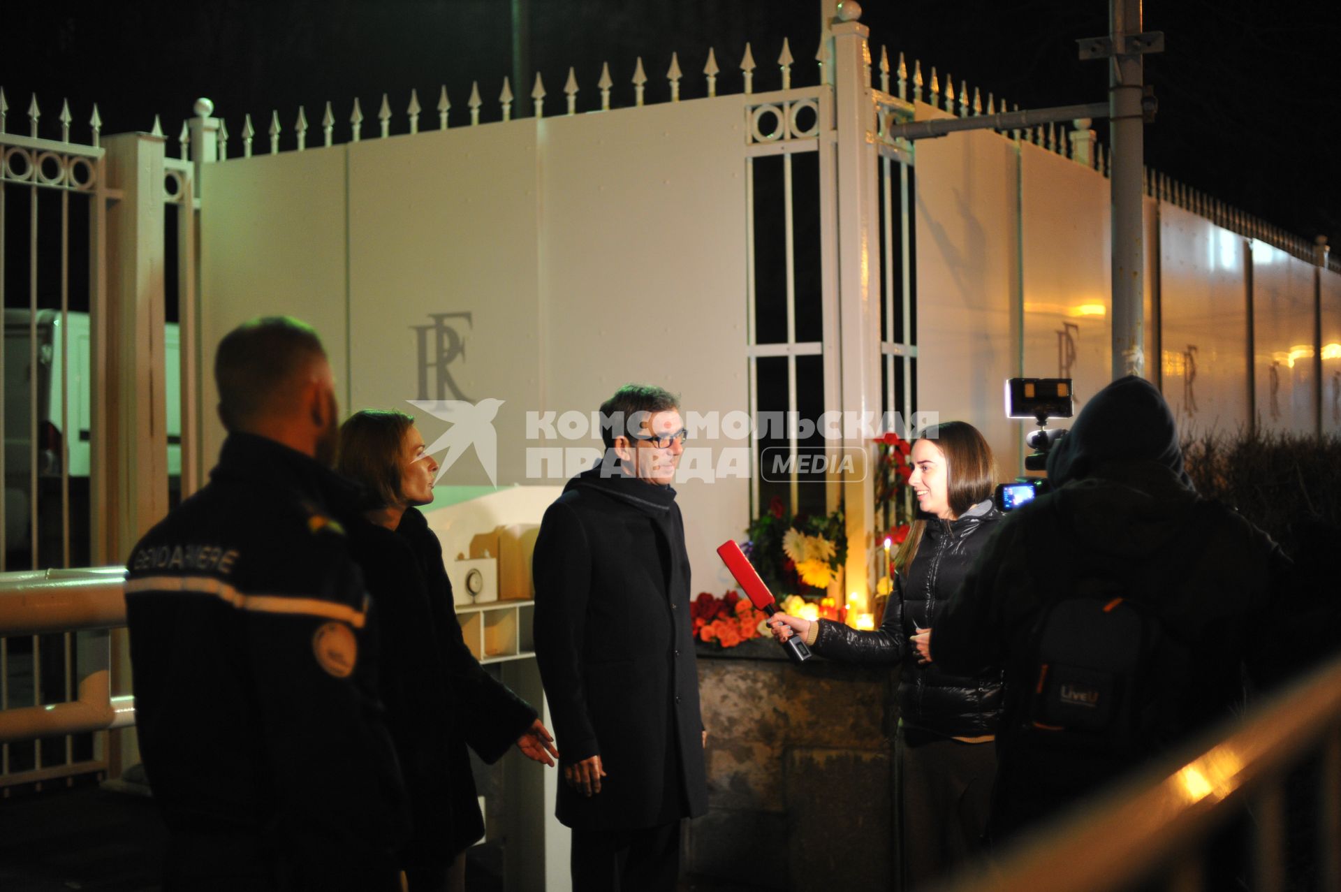 Москва.  Посол Франции в России Жан-Морис Рипер с супругой Яэль Блик-Рипер (слева) во время возложения цветов к посольству Франции в память о погибших в результате серии терактов в Париже, произошедших в ночь на субботу 14 ноября.