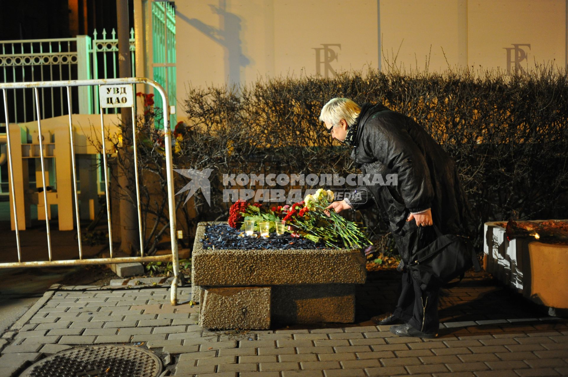 Москва.   Возложение цветов у посольства Франции в память о погибших в результате серии терактов в Париже, произошедших в ночь на субботу 14 ноября.