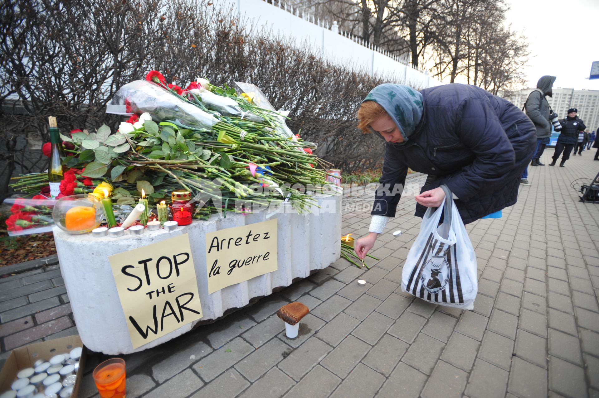 Москва.   Возложение цветов у посольства Франции в память о погибших в результате серии терактов в Париже, произошедших в ночь на субботу 14 ноября.