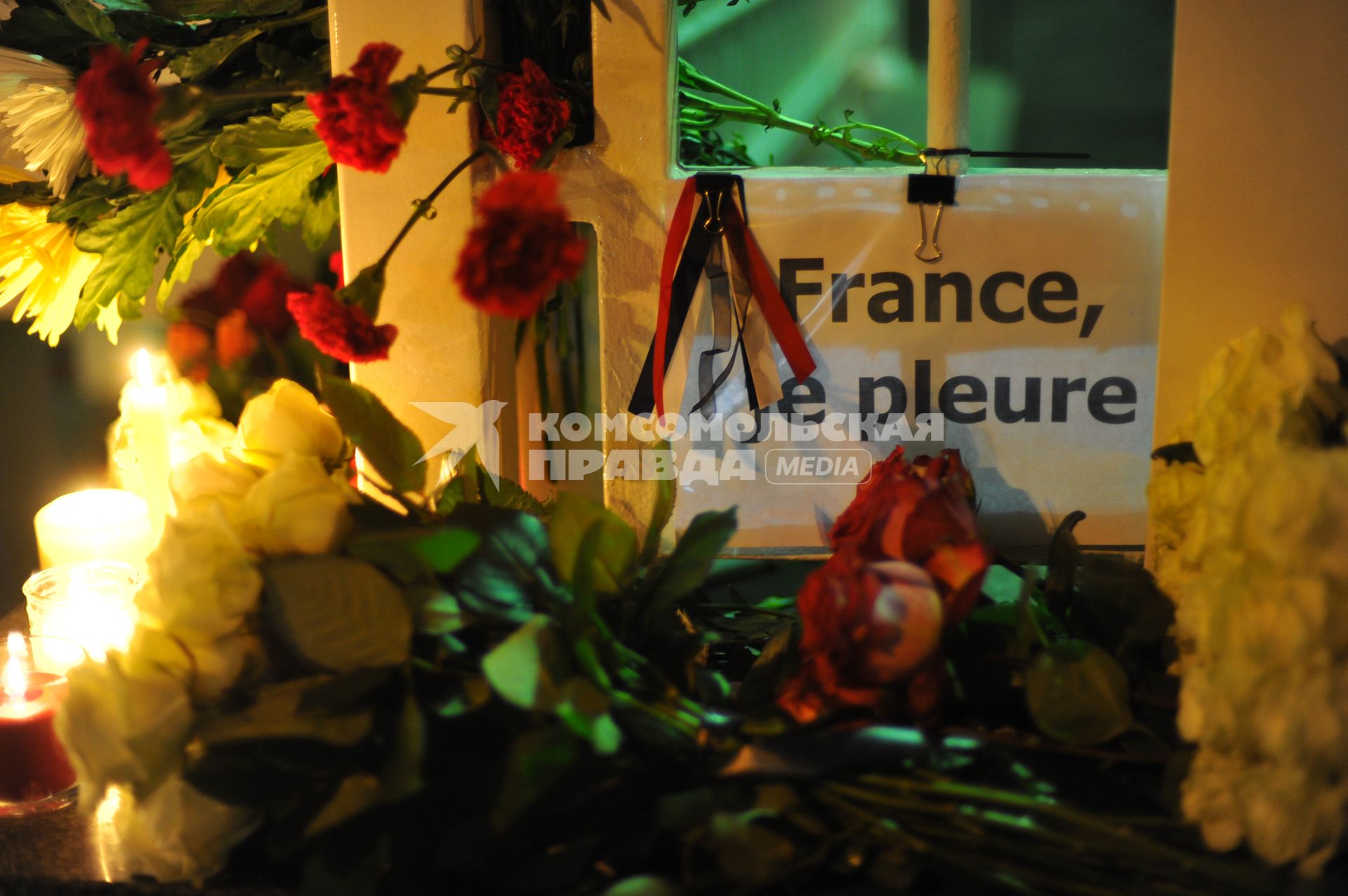 Москва.   Цветы и свечи у посольства Франции в память о погибших в результате серии терактов в Париже, произошедших в ночь на субботу 14 ноября.