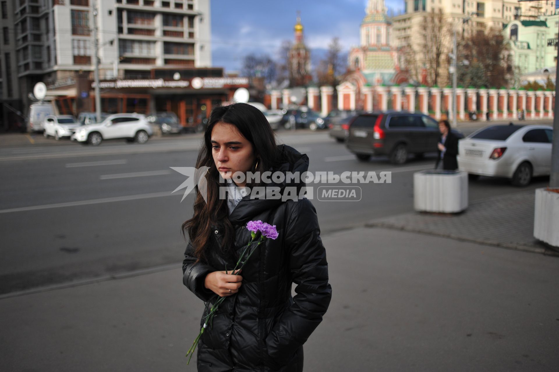 Москва.   Возложение цветов у посольства Франции в память о погибших в результате серии терактов в Париже, произошедших в ночь на субботу 14 ноября.