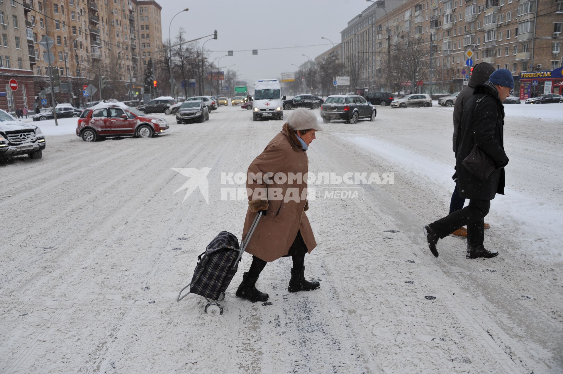 Москва. Люди переходят заснеженную дорогу.