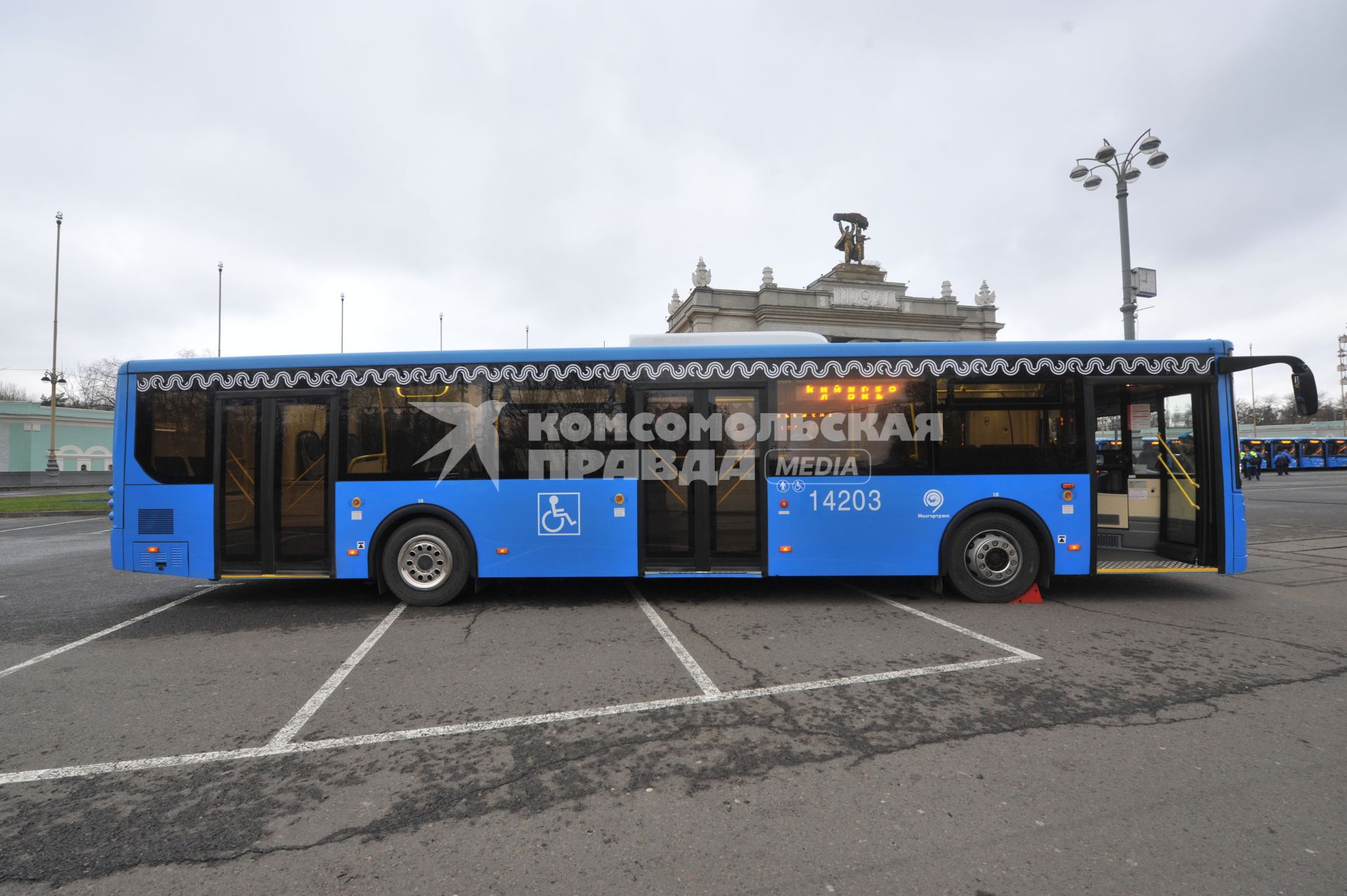 Москва.  ВДНХ. Новые низкопольные автобусы марки ЛиАЗ-529222, закупленные МУП `Мосгортранс`.