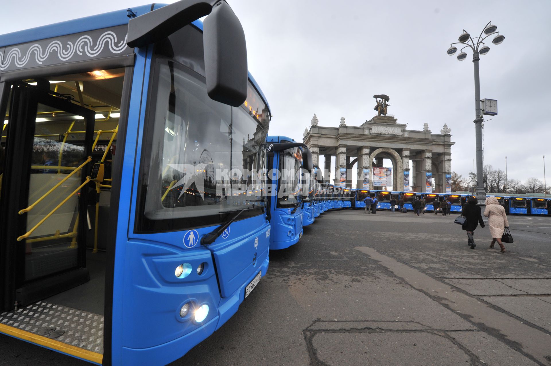 Москва.  ВДНХ. Новые низкопольные автобусы марки ЛиАЗ-529222, закупленные МУП `Мосгортранс`.
