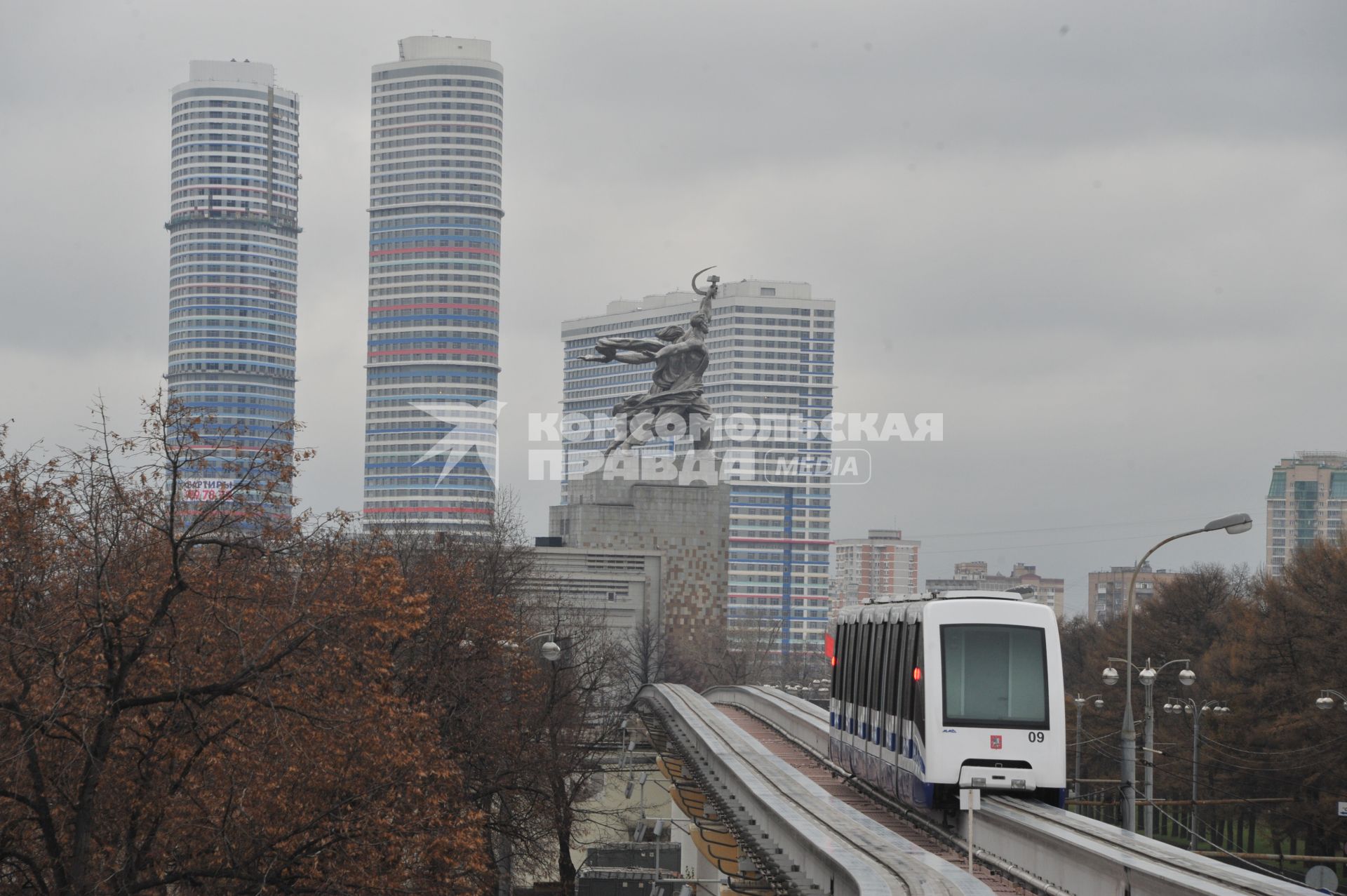 Москва.   Московская монорельсовая транспортная система (ММТС).