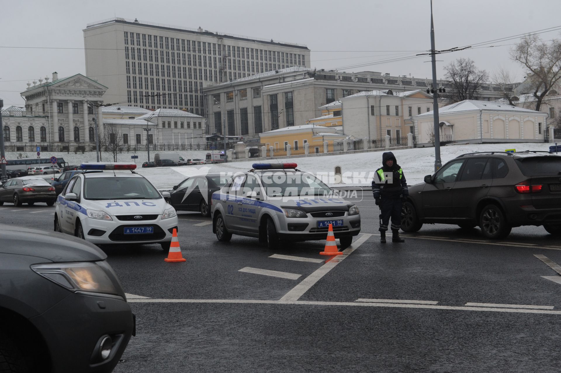 Москва.   Автомобили ДПС  на Боровицкой площади.