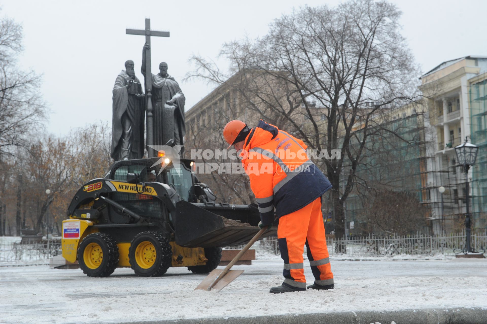 Москва.  Дворник чистит снег у памятника Кириллу и Мефодию на Славянской площади.