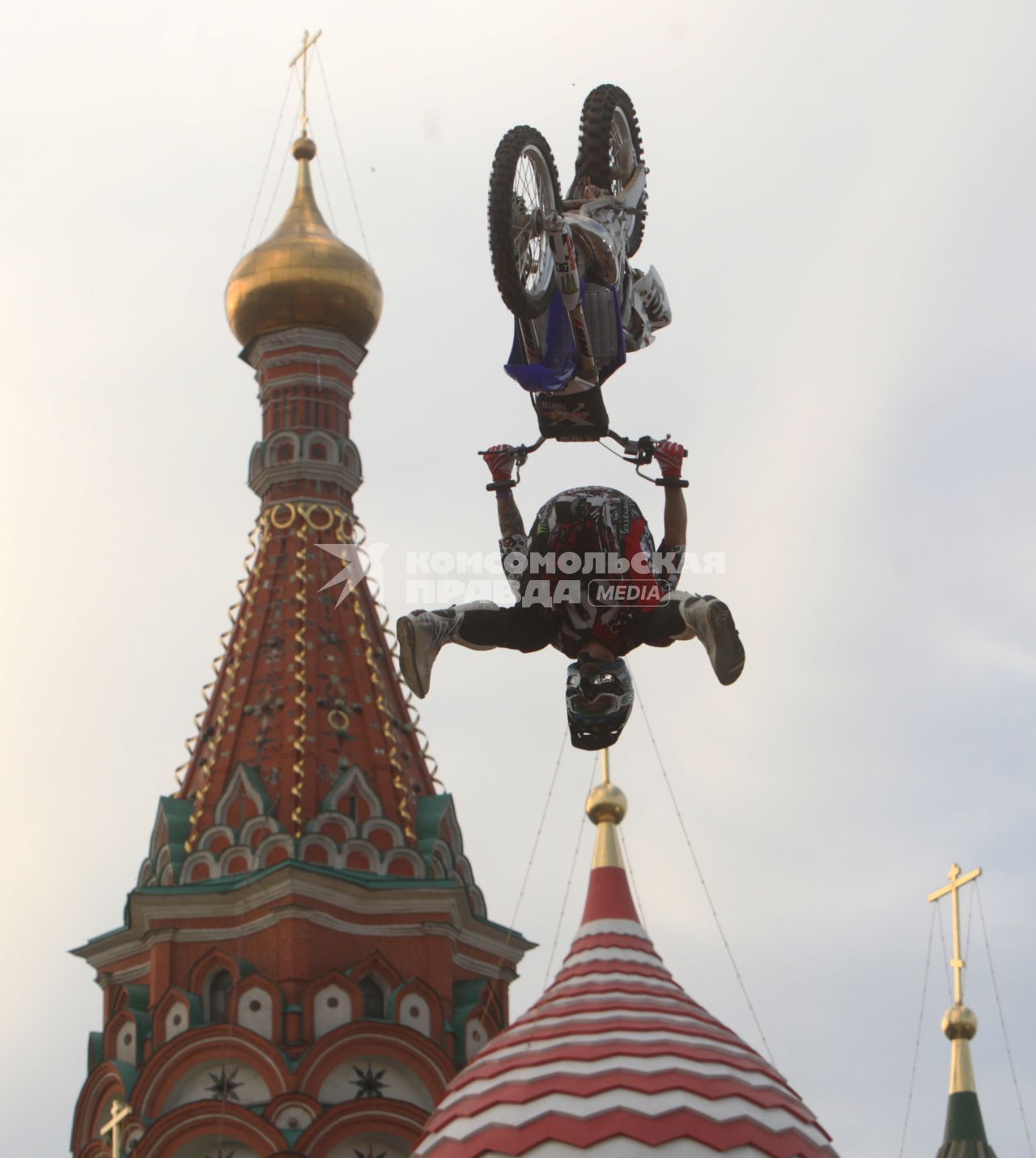 Москва. Участник соревнований по фристайл-мотокроссу Red Bull X-Fighters на Васильевском спуске.