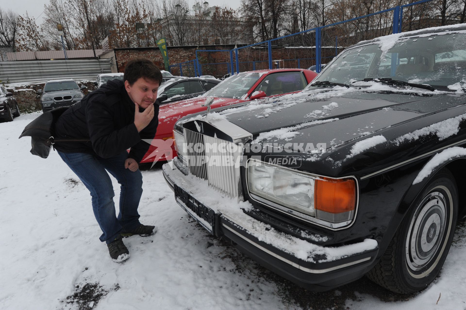 Москва. Автоломбард на Болотной площади, д.10. Автомобиль Rolls-Royce.