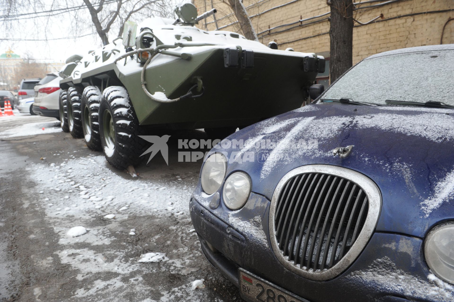 Москва. Автоломбард на Болотной площади, д.10. БТР (второй справа).