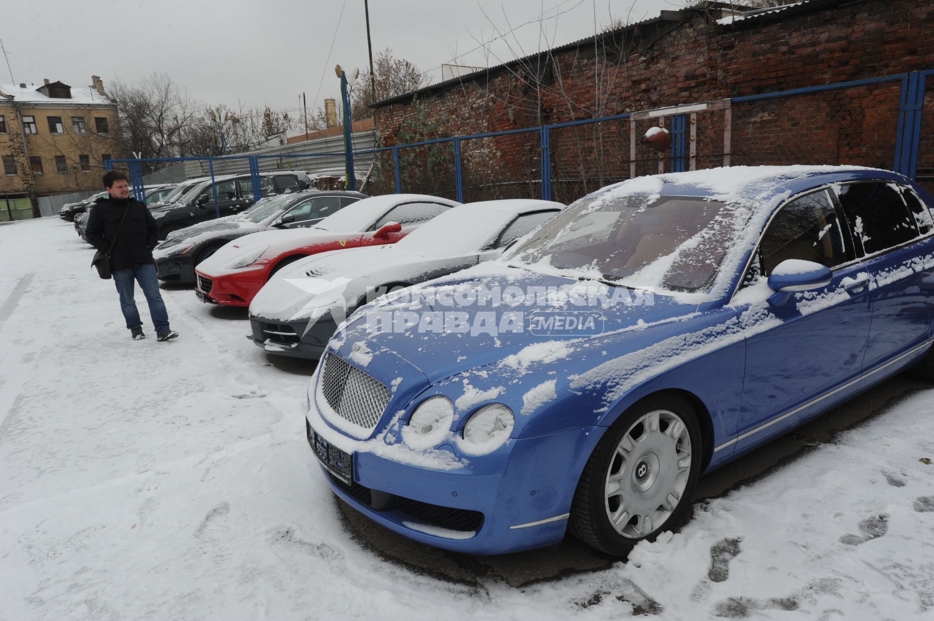 Москва. Автоломбард на Болотной площади, д.10.