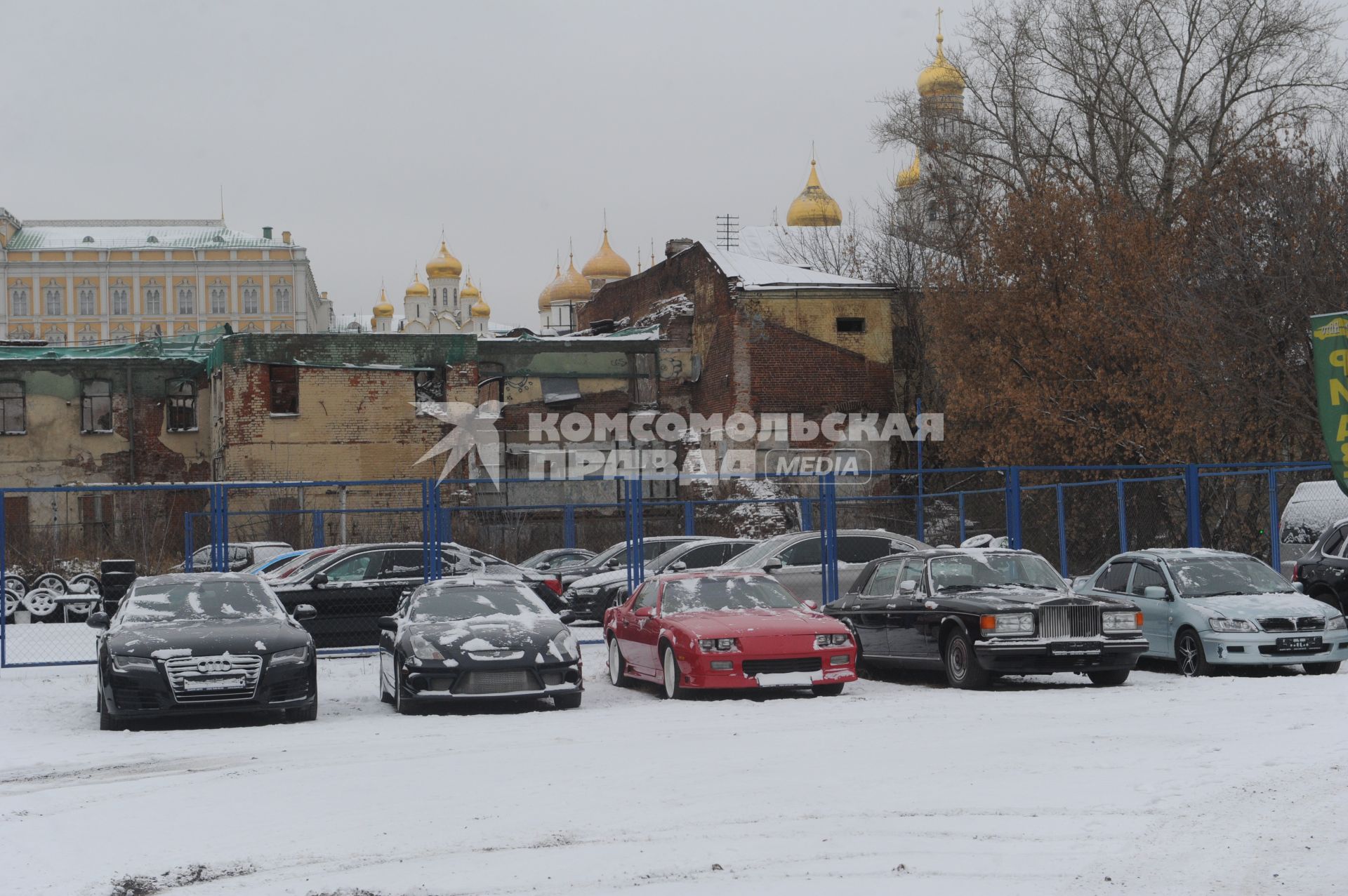 Москва. Автоломбард на Болотной площади, д.10.