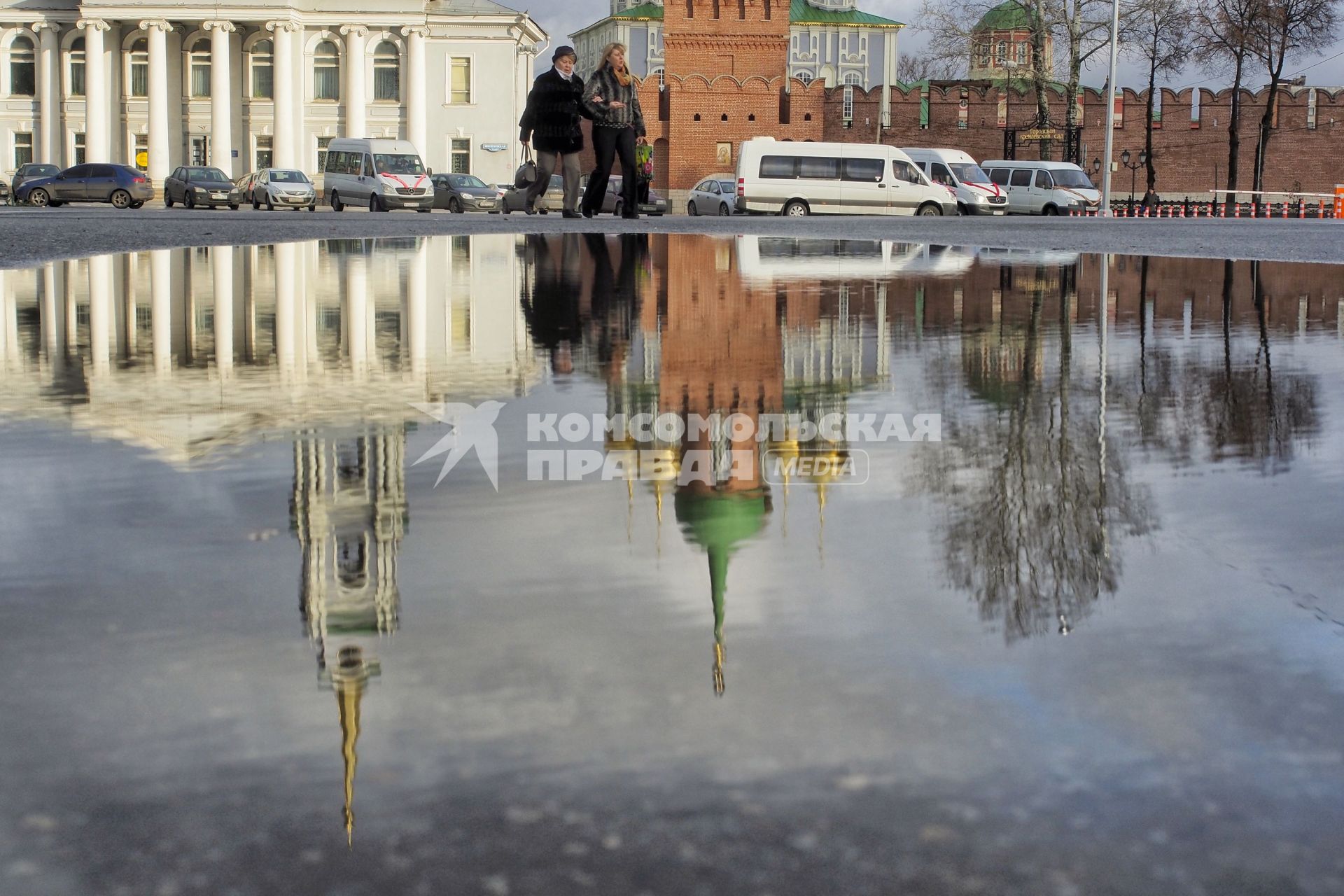 Тула. Отражение Тульского кремля в луже.