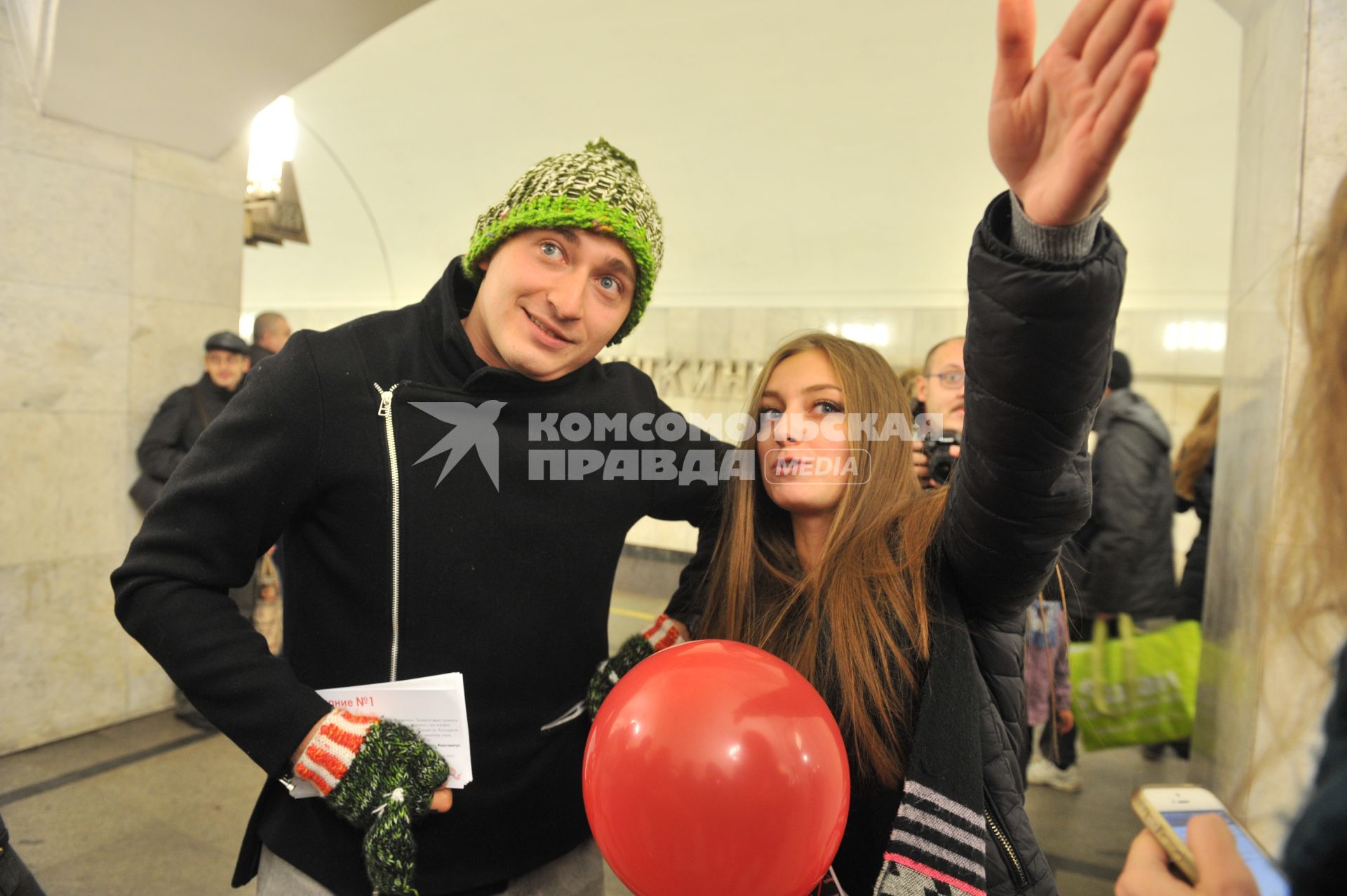 Москва.   Телеведущий Коля Серга  во время квеста в метро.