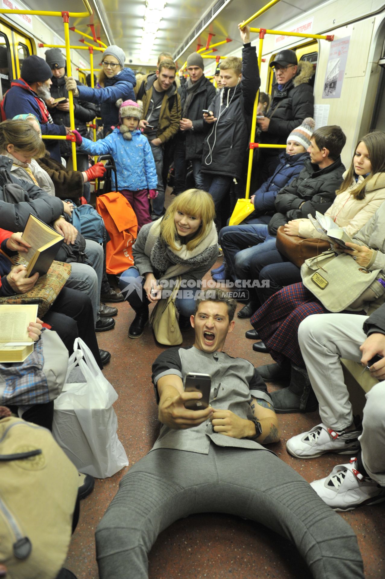 Москва.   Телеведущий Коля Серга  во время квеста в метро.