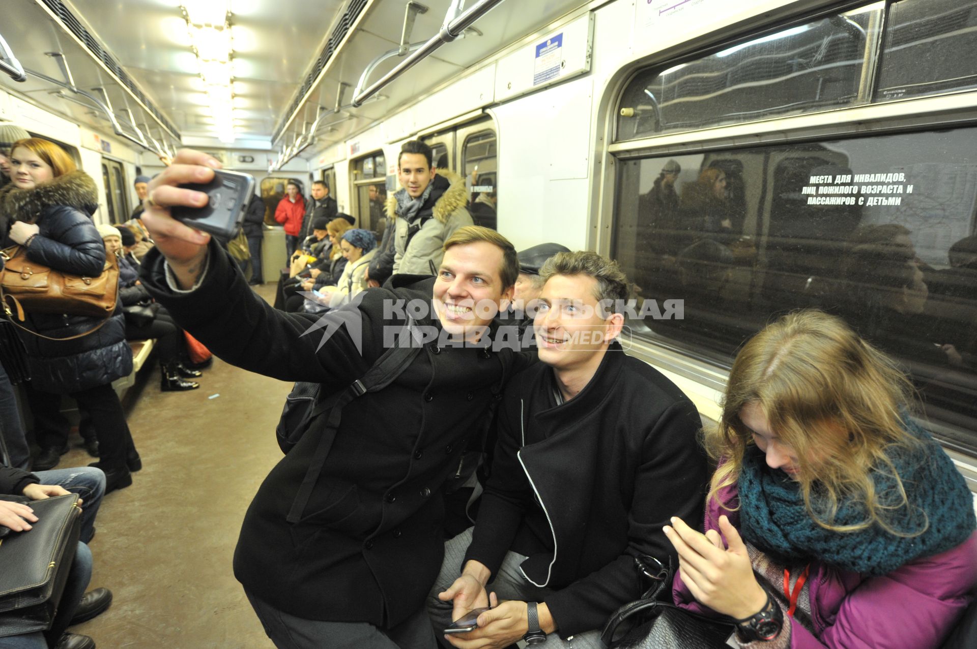 Москва.   Телеведущий Коля Серга (второй справа)  во время квеста в метро.