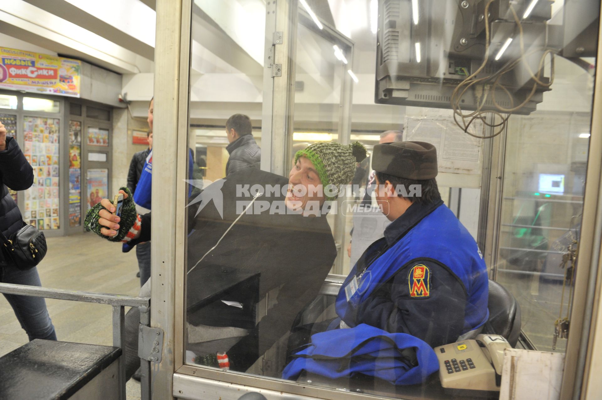 Москва.   Телеведущий Коля Серга делает селфи с дежурной по станции во время квеста в метро.