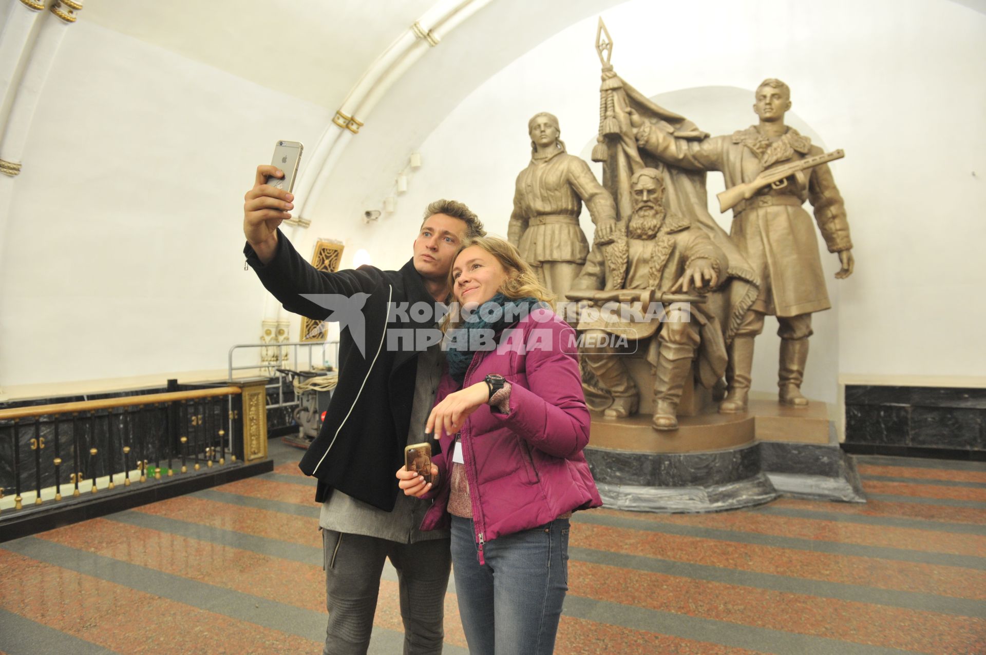 Москва.   Телеведущий Коля Серга  во время квеста в метро.