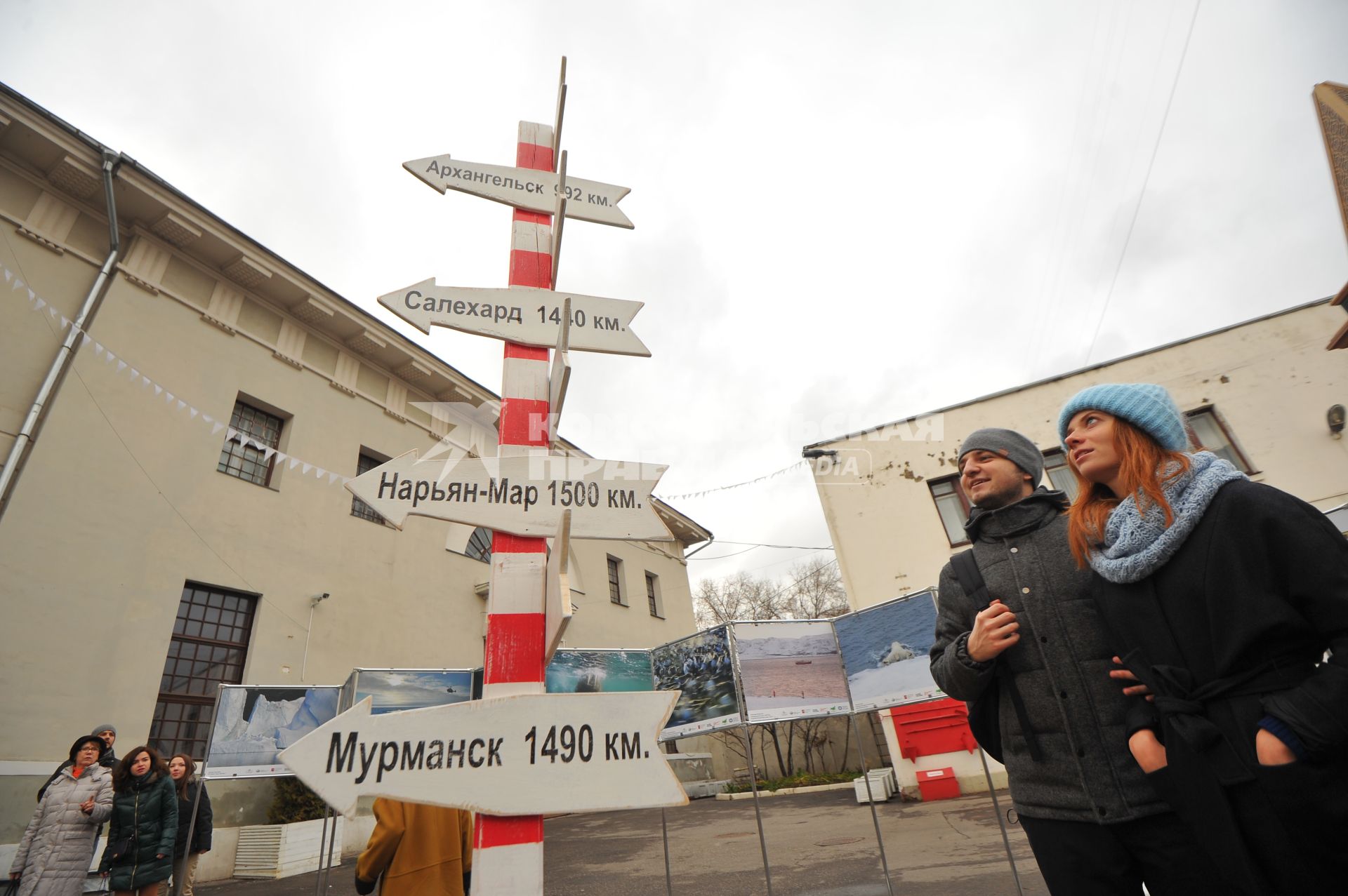 Москва.   Посетитель  на  мультимедийной выставке об Арктике,   проходящей в рамках  ежегодного форума `Дни Арктики`,  в Музее Москвы.