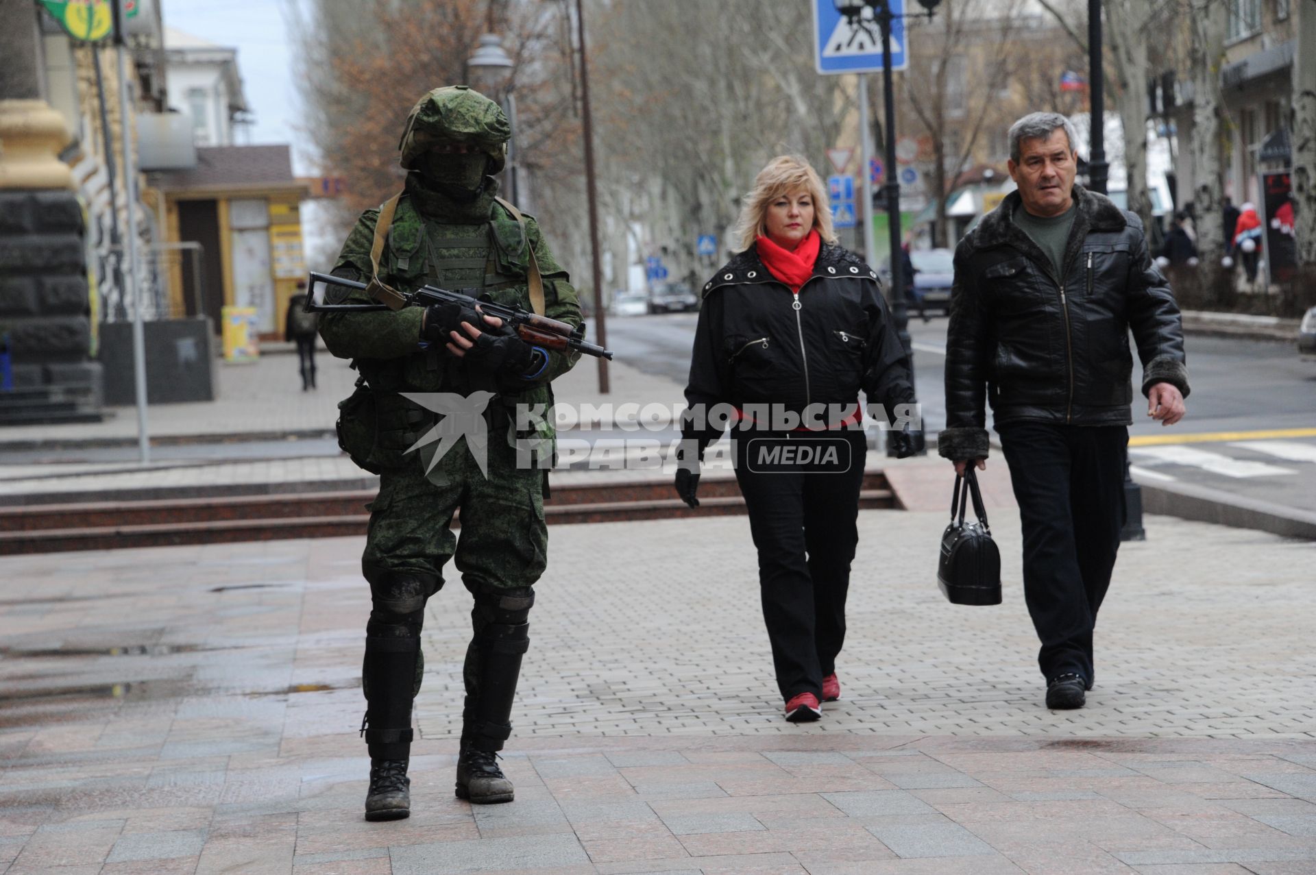 Украина. Донецк. Бойцы отряда спецназа `Троя` патрулируют город.