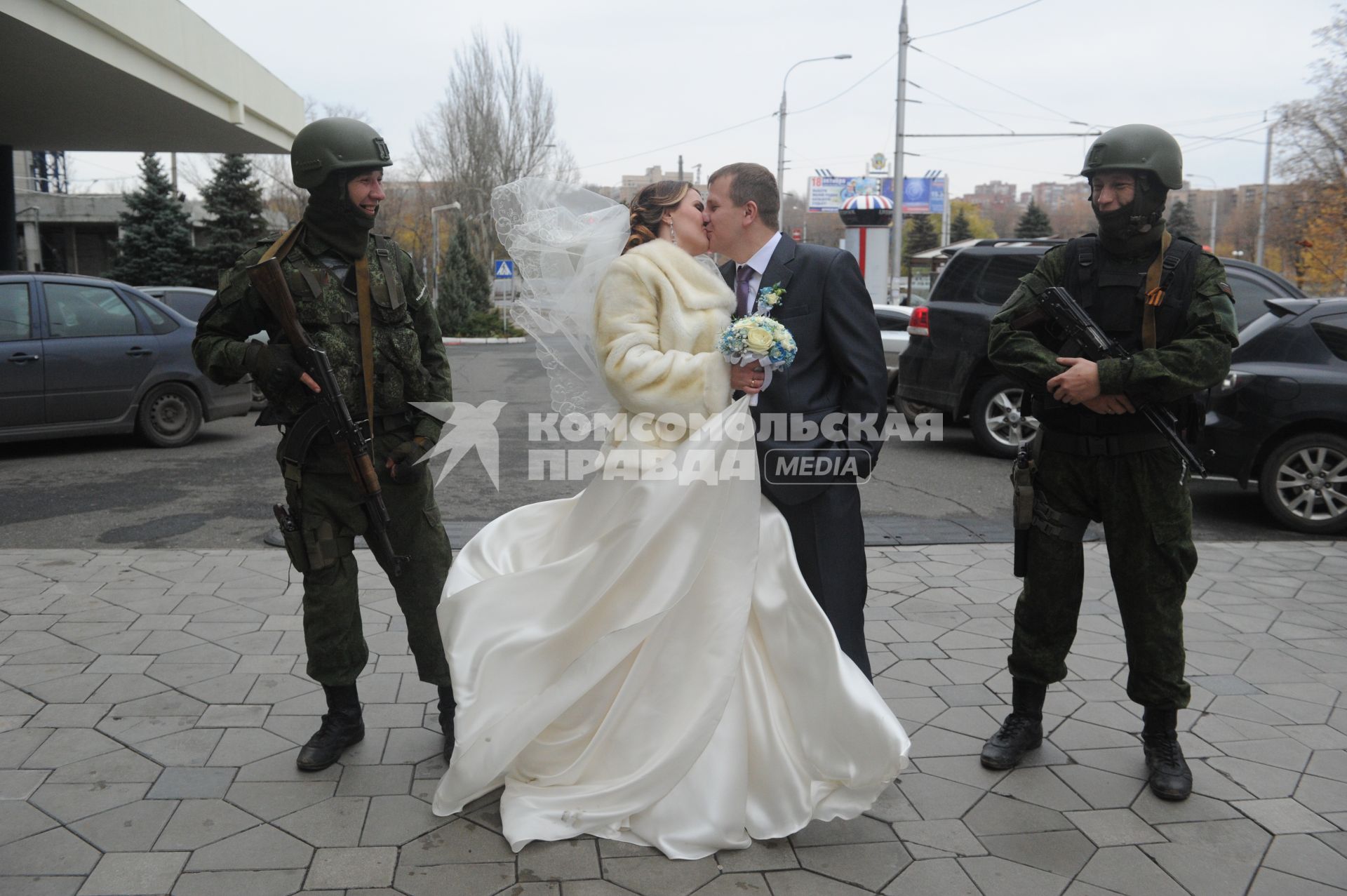 Украина. Донецк. Молодожены фотографируются рядом с бойцами отряда спецназа `Троя`.