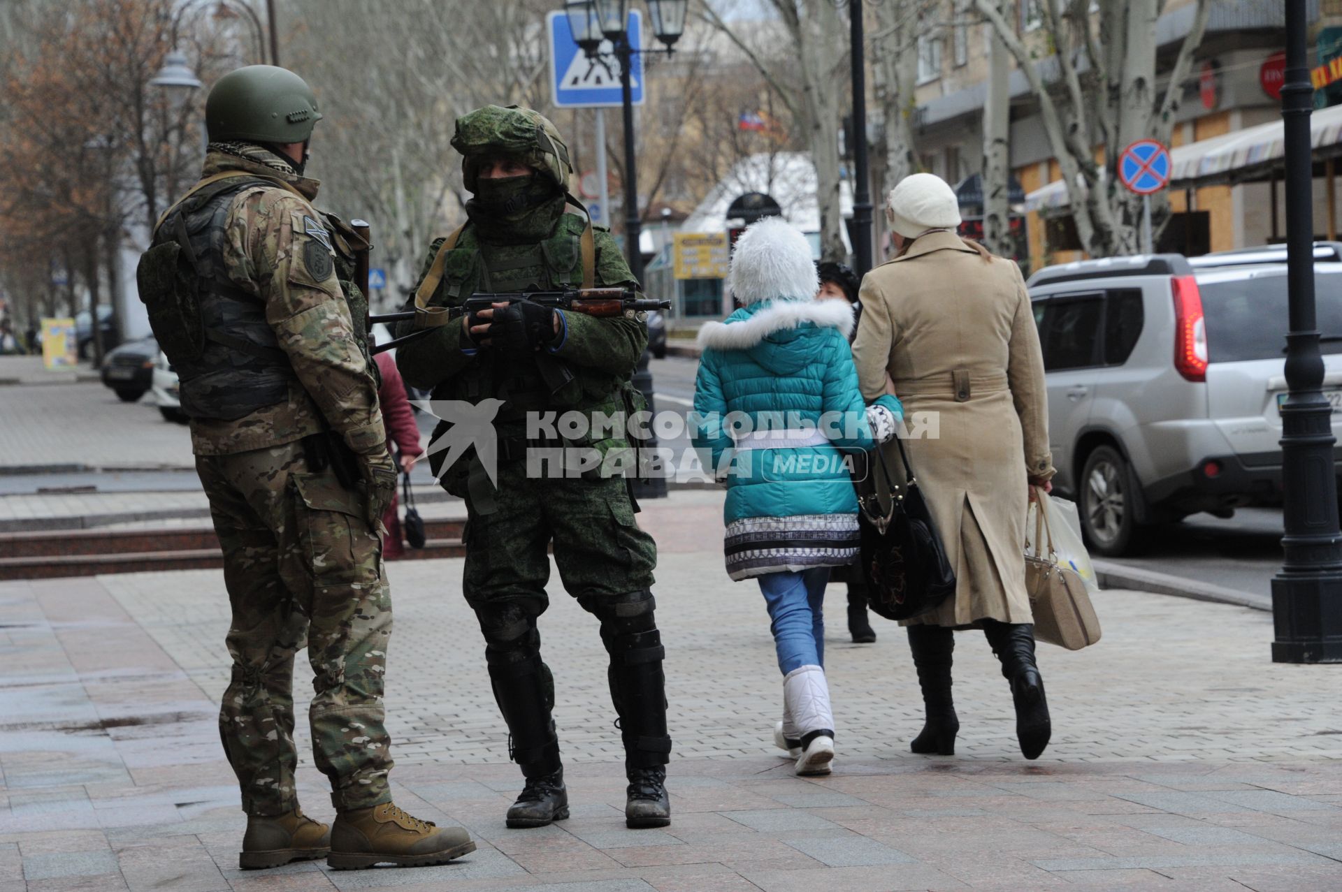 Украина. Донецк. Бойцы отряда спецназа `Троя` патрулирует город.