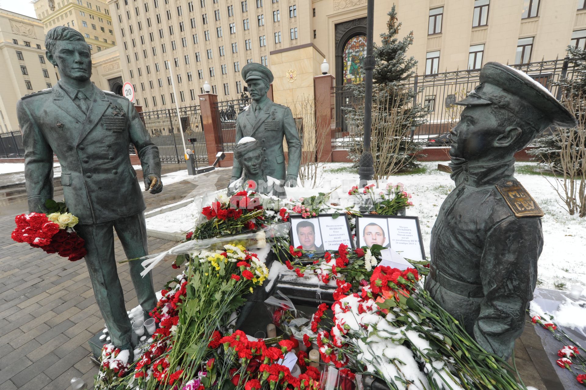 Москва. Цветы, возложенные у  памятника `Офицеры` на Фрунзенской набережной, в память погибшего командира подбитого в Сирии военного самолета Су-24 Олега Пешкова и матроса Александра Позынича.