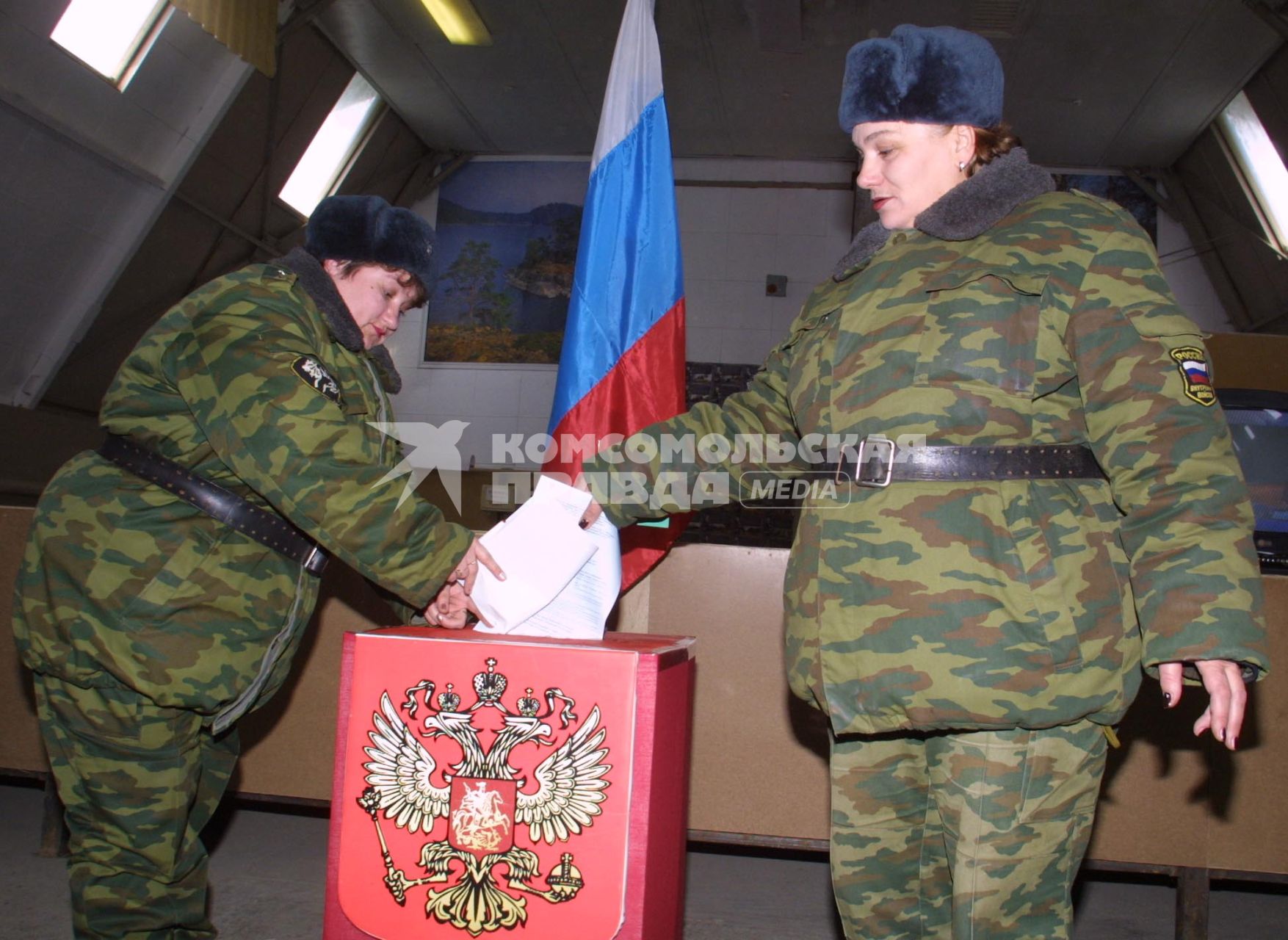 Чечня. Грозный. Российские военнослужащие во время голосования в избирательном участке в день референдума.