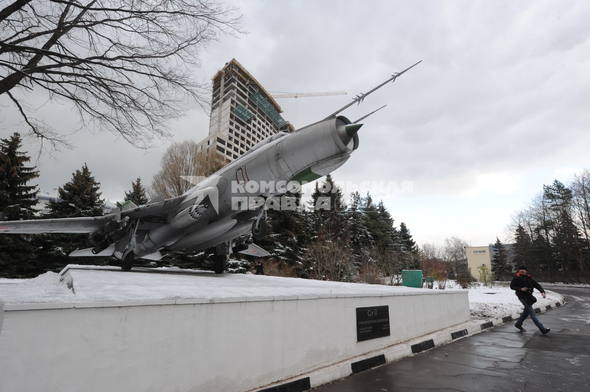 Москва.  Истребитель-бомбардировщик Су-17 у здания Опытно-конструкторского бюро имени П.О.Сухого.