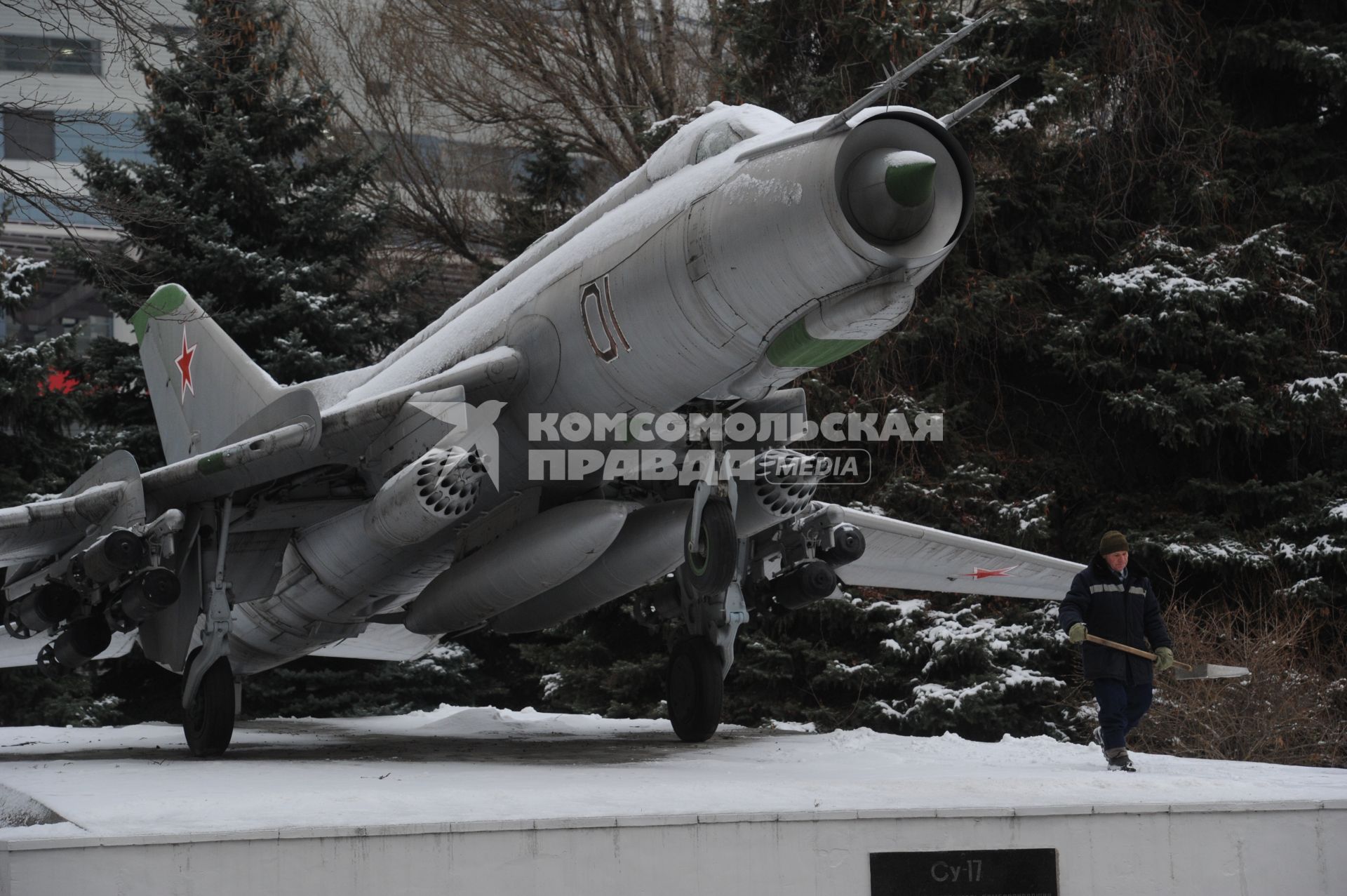 Москва.  Истребитель-бомбардировщик Су-17 у здания Опытно-конструкторского бюро имени П.О.Сухого.