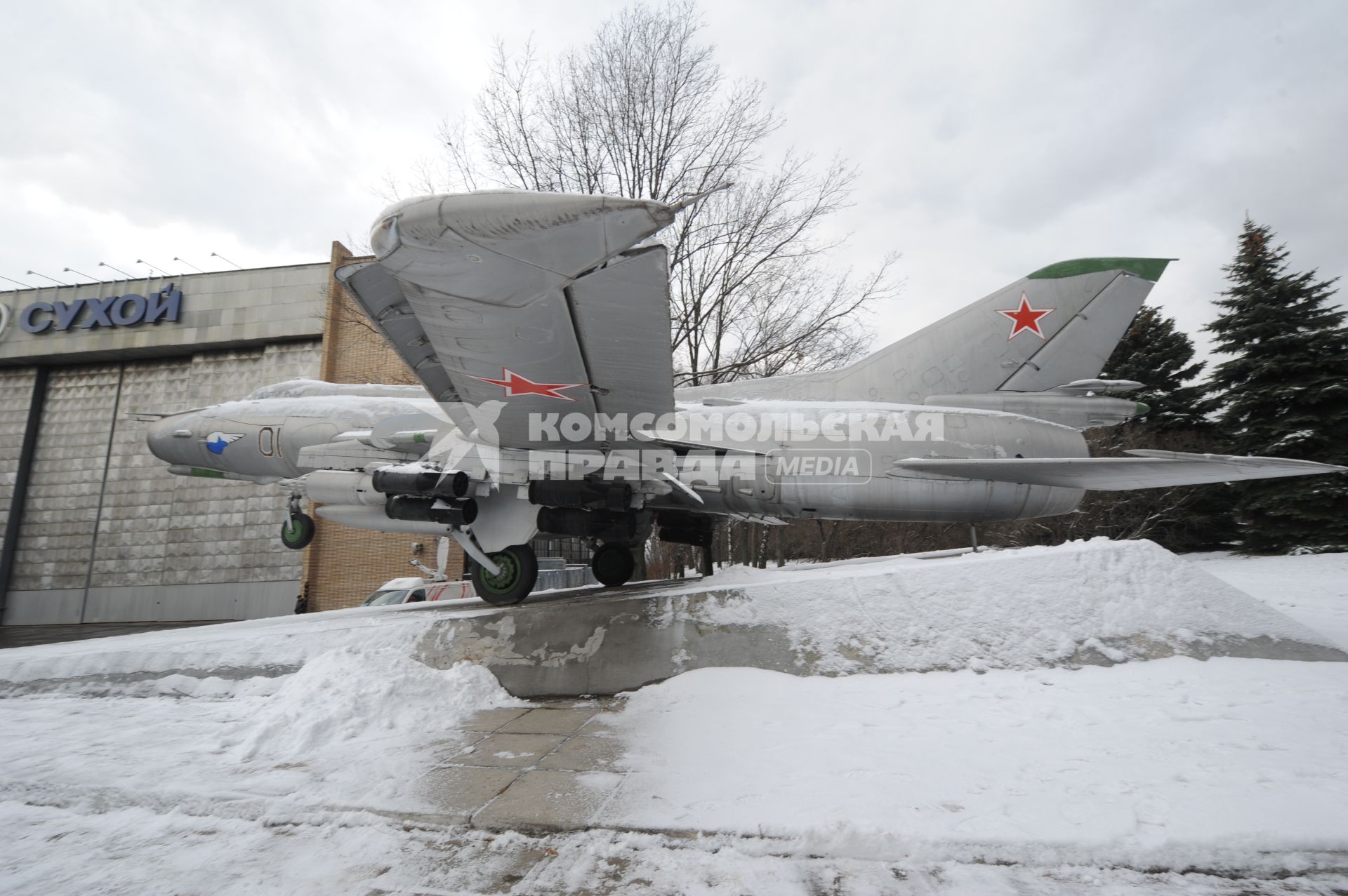 Москва.  Истребитель-бомбардировщик Су-17 у здания Опытно-конструкторского бюро имени П.О.Сухого.