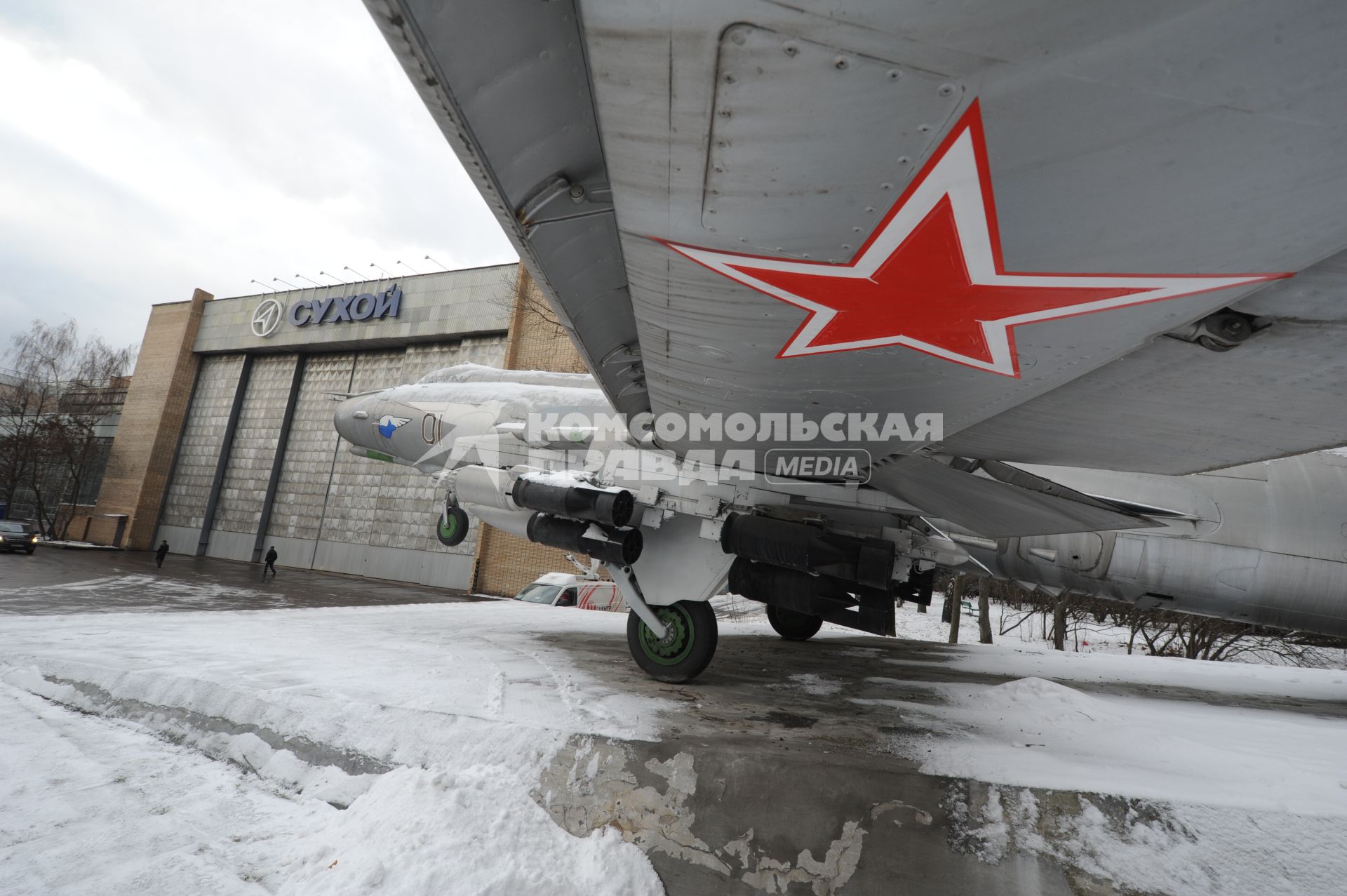 Москва.  Истребитель-бомбардировщик Су-17 у здания Опытно-конструкторского бюро имени П.О.Сухого.