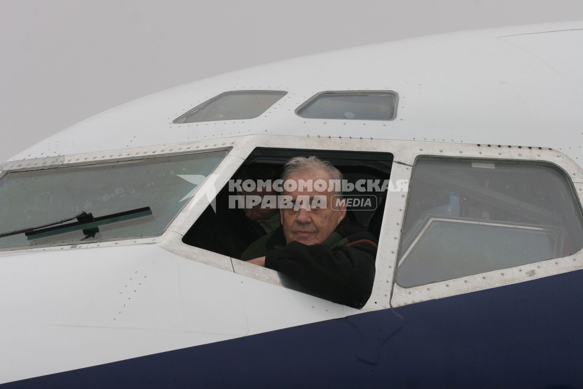 Калининград. Кинорежиссер Эльдар Рязанов в самолете Boeing 737-300  Eldar Ryazanov авиакомпании `КД авиа`, названном в его честь.