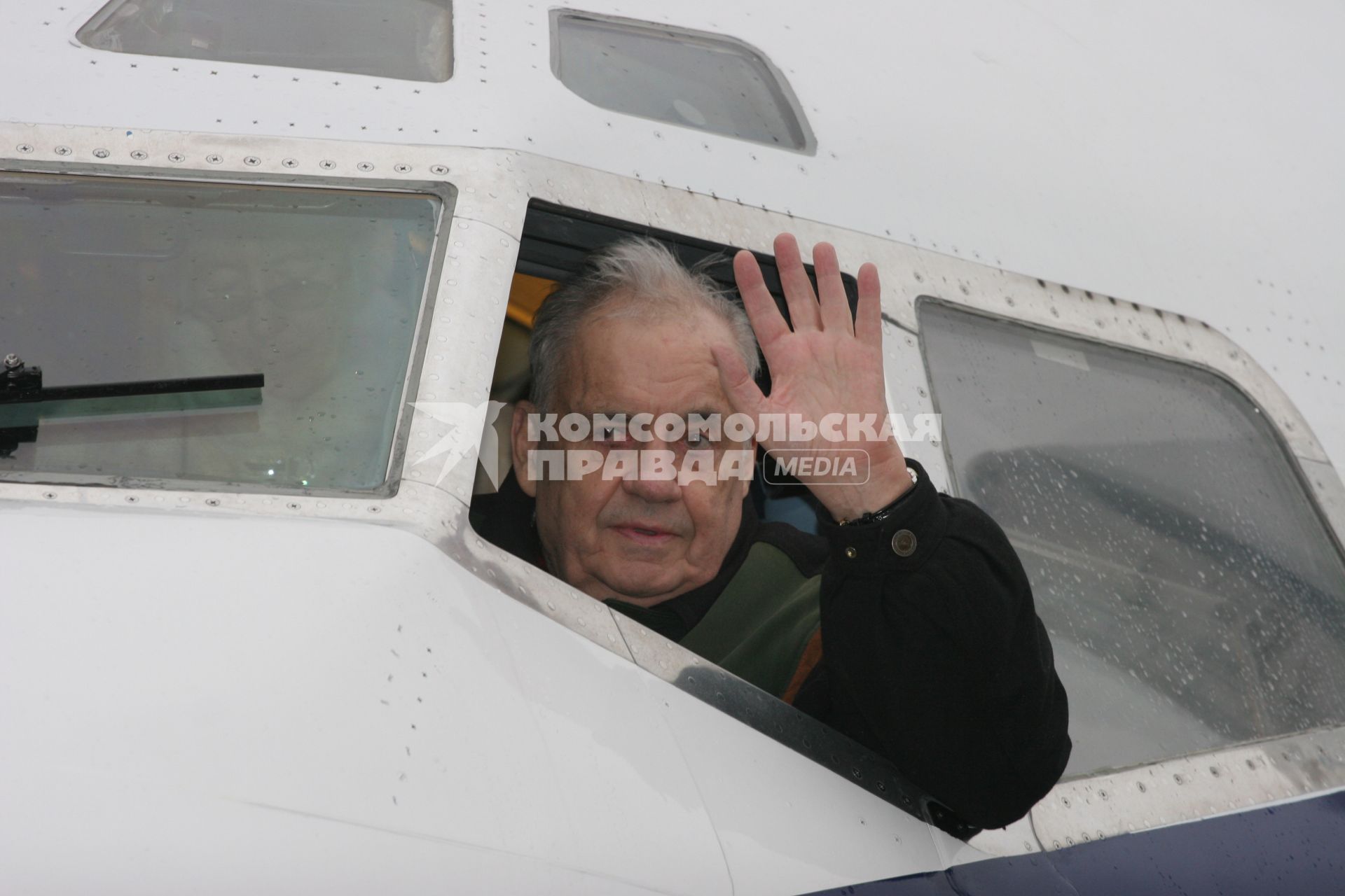 Калининград. Кинорежиссер Эльдар Рязанов в самолете Boeing 737-300  Eldar Ryazanov авиакомпании `КД авиа`, названном в его честь.