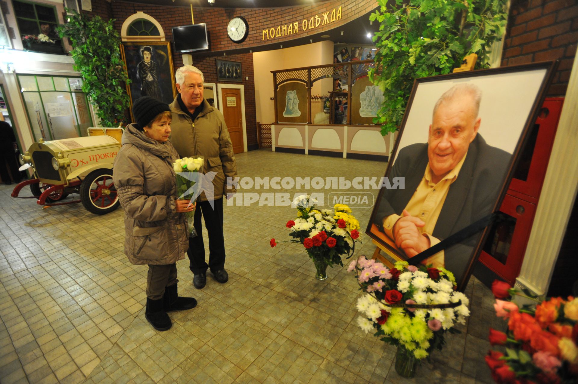 Москва. Возложение цветов к портрету народного артиста СССР, режиссера Эльдара Рязанова, установленного в фойе киноклуба `Эльдар`. Эльдар Рязанов скончался на 89-м году жизни.