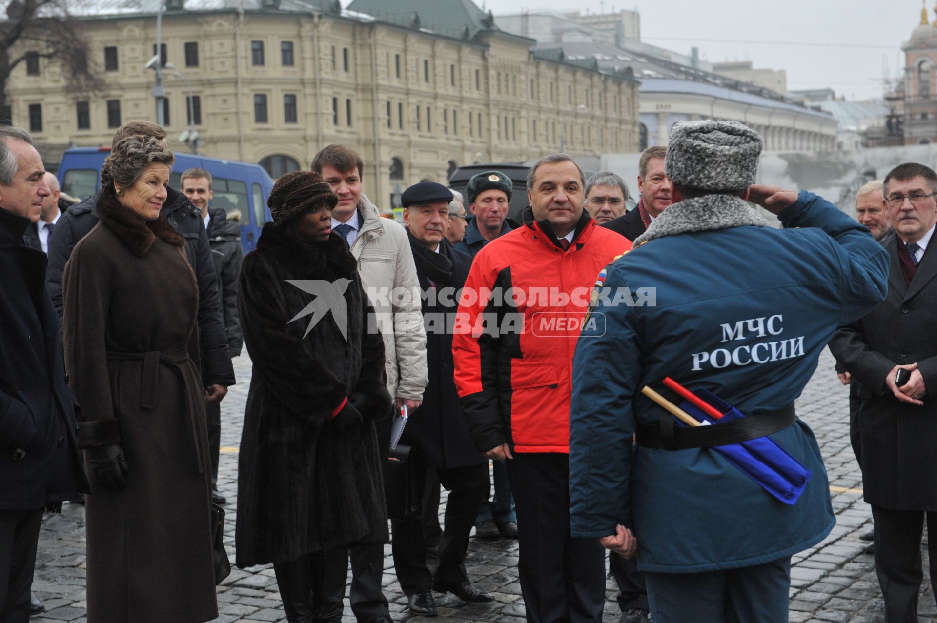 Москва. Глава МЧС РФ Владимир Пучков (в центре) и исполнительный директор Всемирной продовольственной программы (ВПП) ООН Эртарин Казин (вторая слева) на церемонии передачи первой партии автомобилей `КамАЗ` представителям Всемирной продовольственной программы на площади Васильевского спуска.