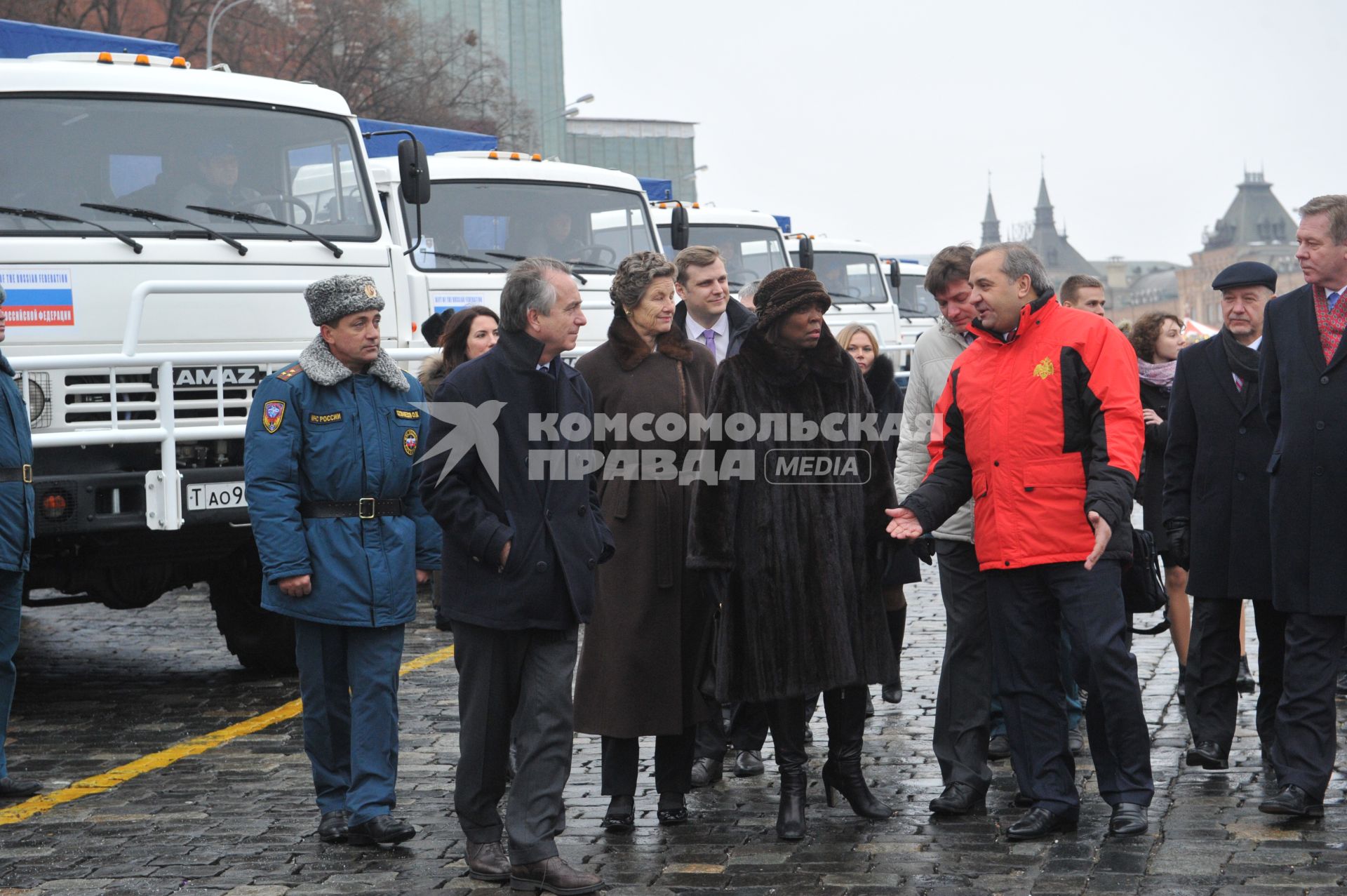 Москва. Глава МЧС РФ Владимир Пучков (в центре) и исполнительный директор Всемирной продовольственной программы (ВПП) ООН Эртарин Казин (вторая слева) на церемонии передачи первой партии автомобилей `КамАЗ` представителям Всемирной продовольственной программы на площади Васильевского спуска.