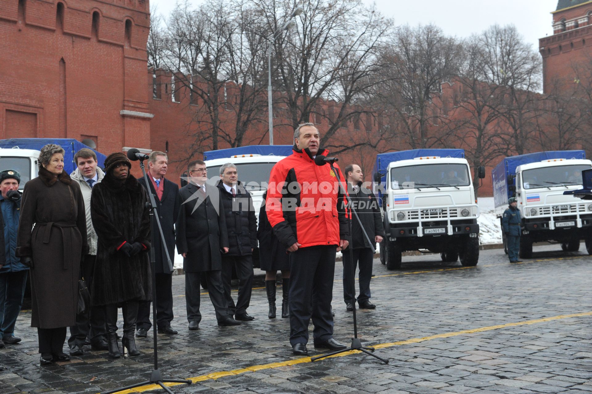 Москва. Глава МЧС РФ Владимир Пучков (в центре) и исполнительный директор Всемирной продовольственной программы (ВПП) ООН Эртарин Казин (вторая слева) на церемонии передачи первой партии автомобилей `КамАЗ` представителям Всемирной продовольственной программы на площади Васильевского спуска.