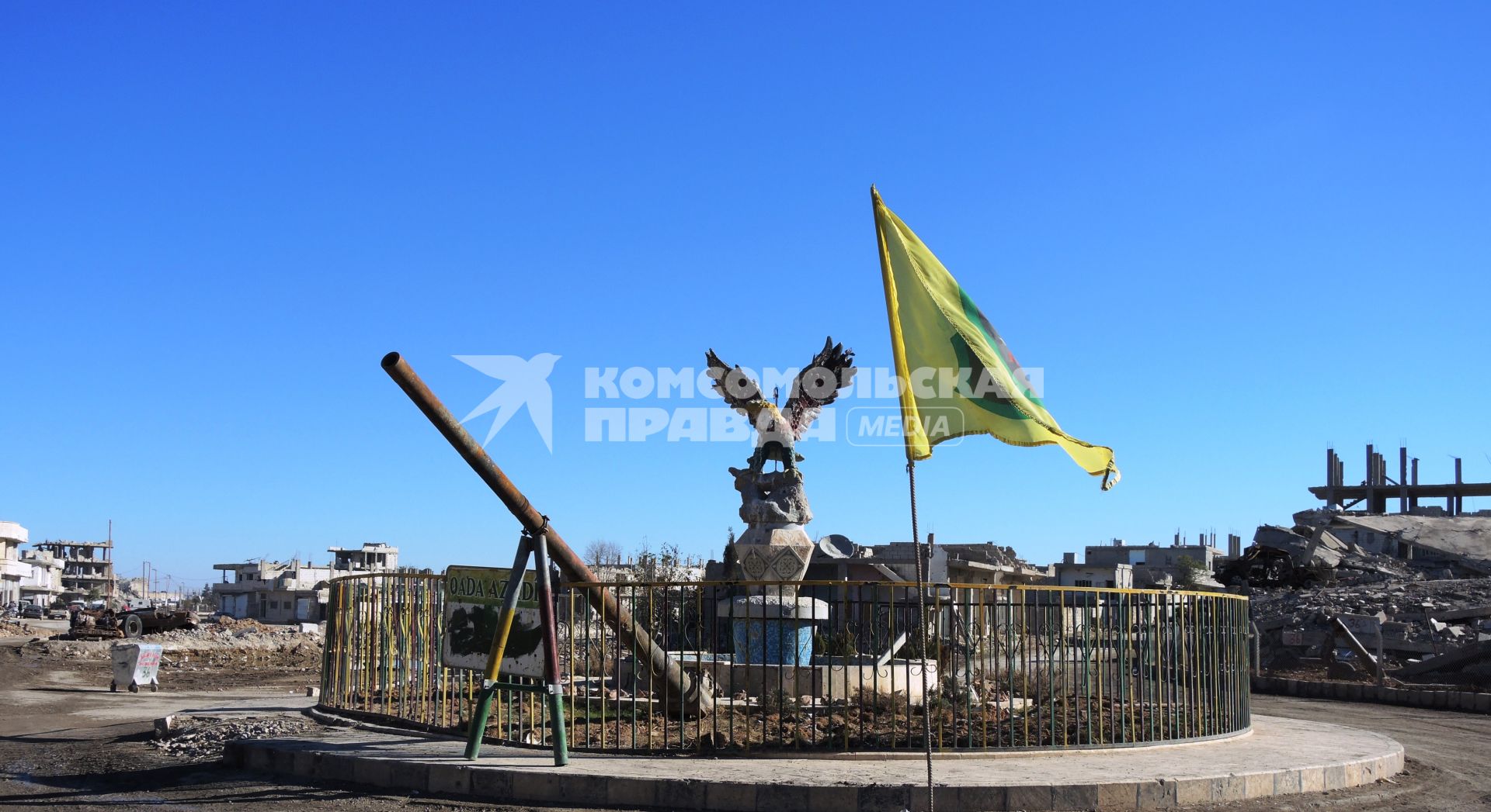 Сирийский Курдистан. г.Кобани (Айн-эль-Араб), освобожденный курдскими отрядами народной самообороны от боевиков `Исламского государства` (ИГИЛ-запрещенная в России экстремистская организация). Фигура орла на площади Свободы.