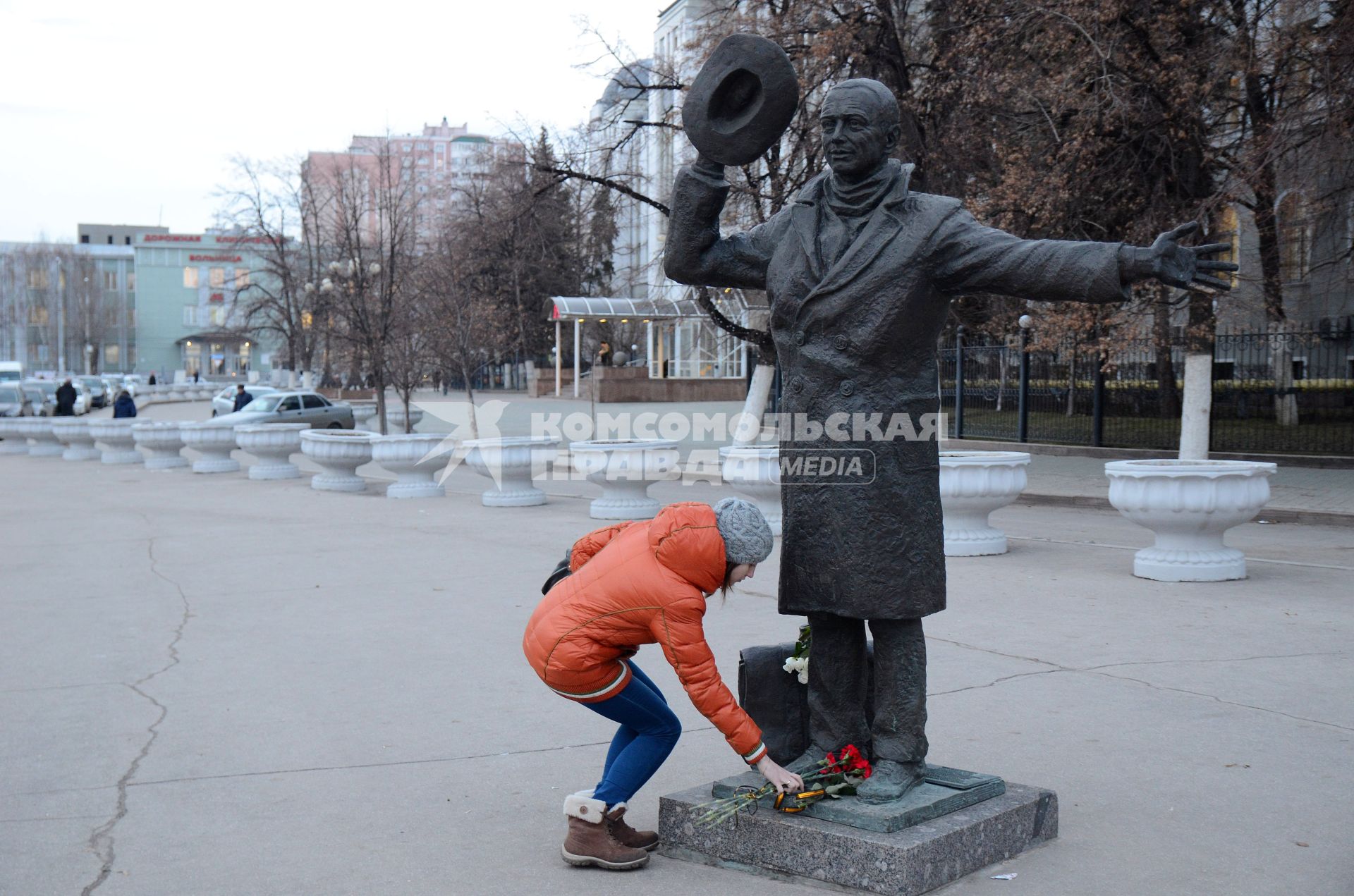 Самара. Памятник герою фильма Эльдара Рязанова `Берегись автомобиля` Юрию Деточкину, установленный в честь 85-летия режиссера.