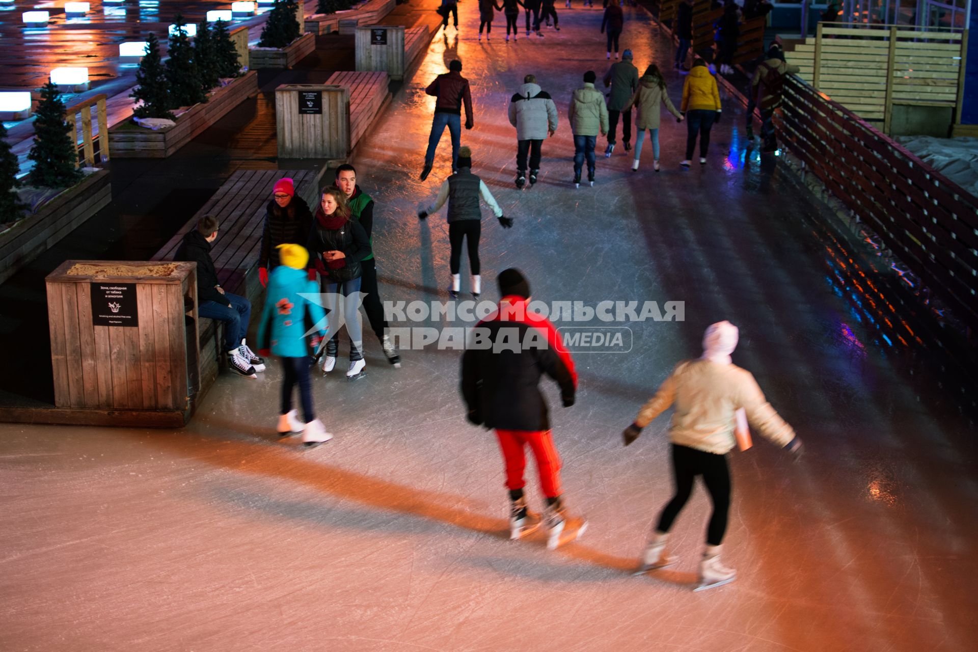 Москва. Люди катаются на катке в Парке Горького.