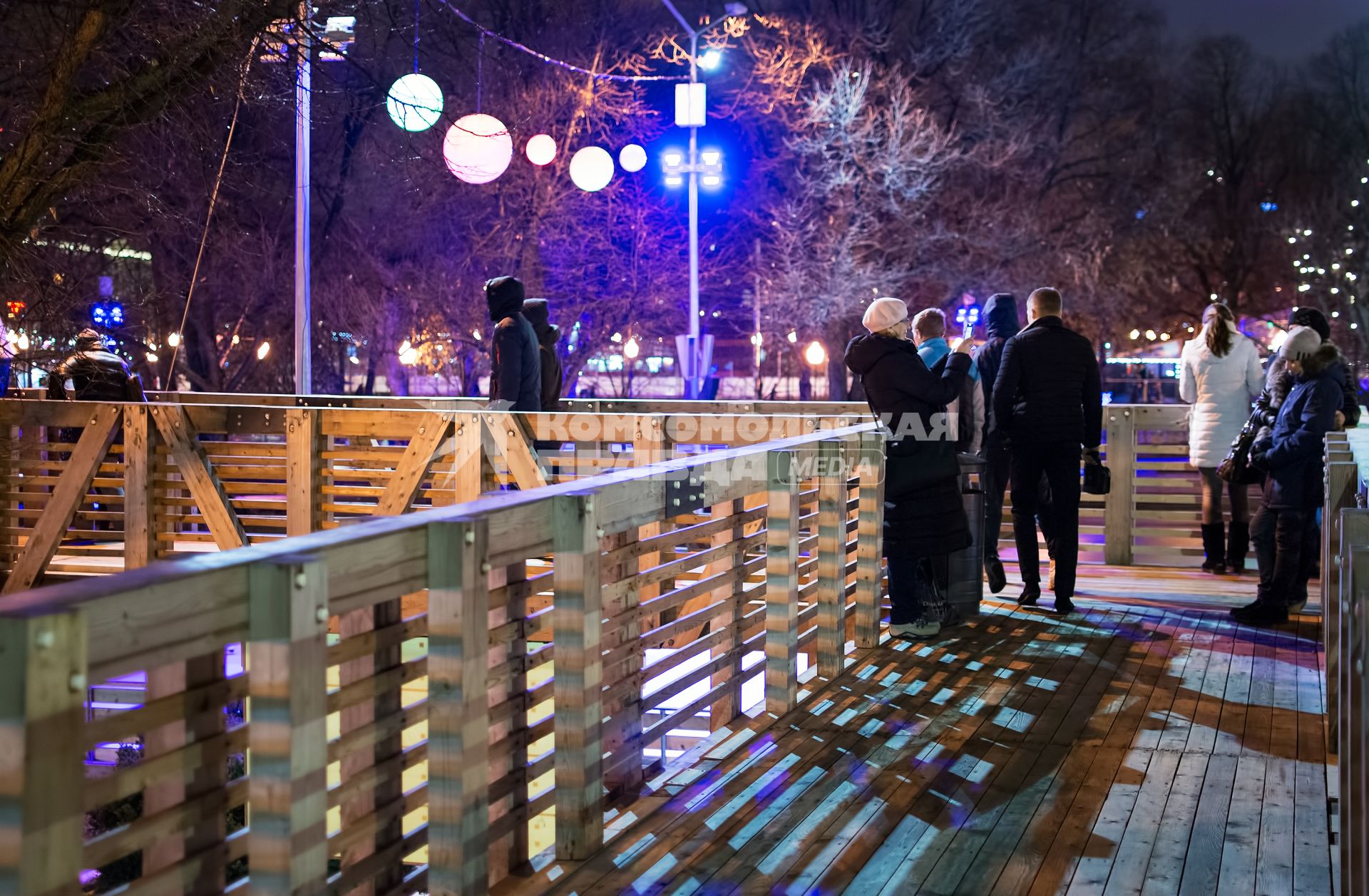 Москва. Пешеходные переходы на катке в Парке Горького.