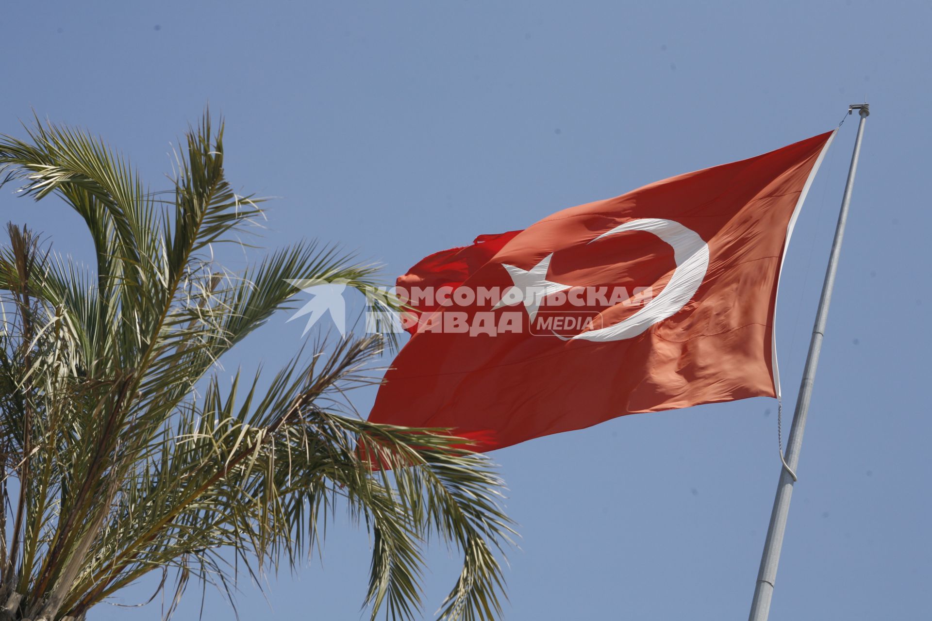 Турция. г.Сиде. Флаг Турции.