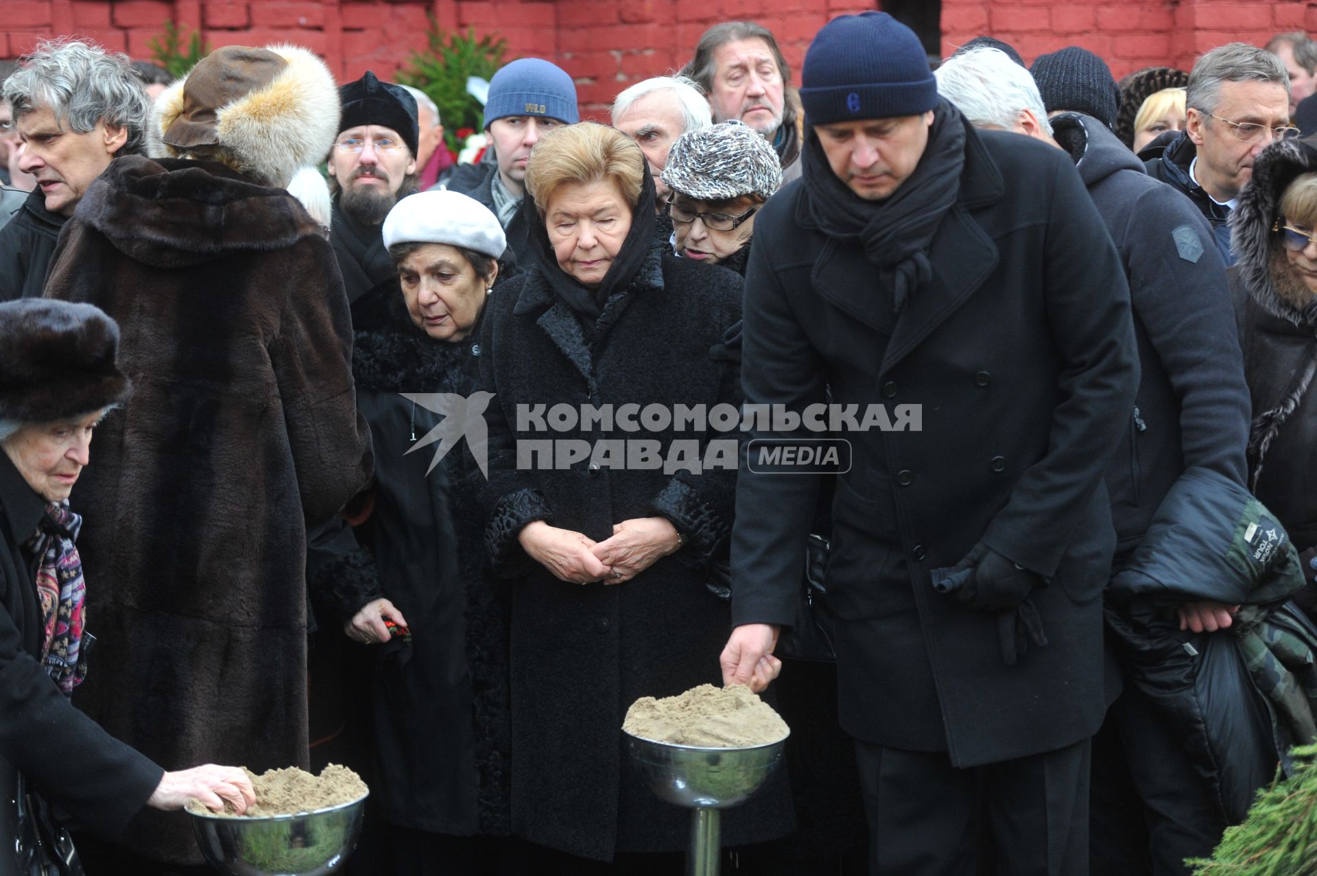 Москва. Вдова первого президента России Бориса Ельцина Наина Ельцина (третья слева) на похоронах режиссера Эльдара Рязанова на Новодевичьем кладбище.