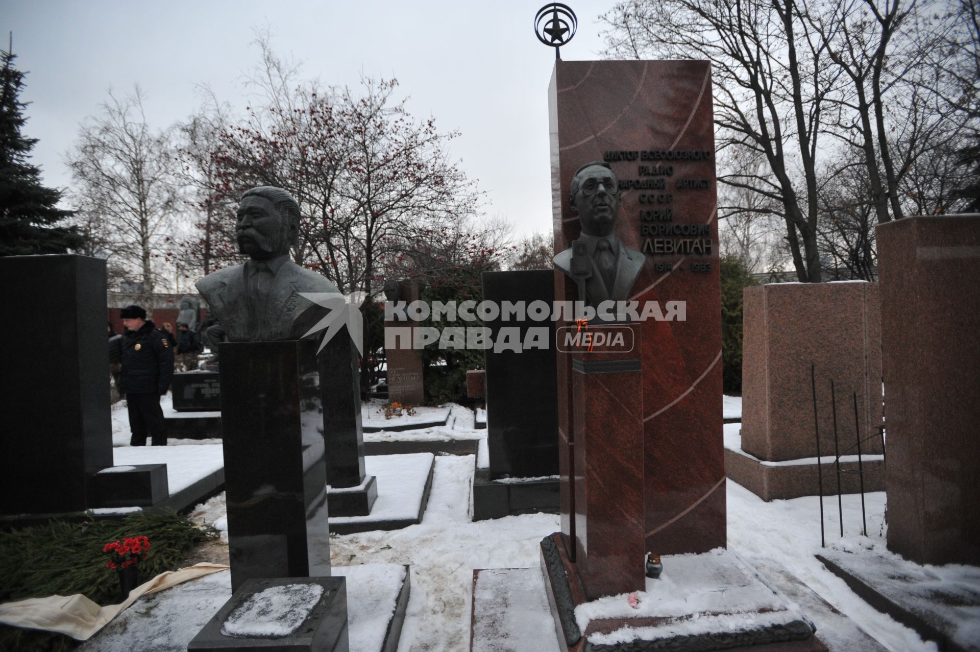 Москва.   Памятник диктору Юрию Левитану (справа)  на Новодевичьем кладбище.